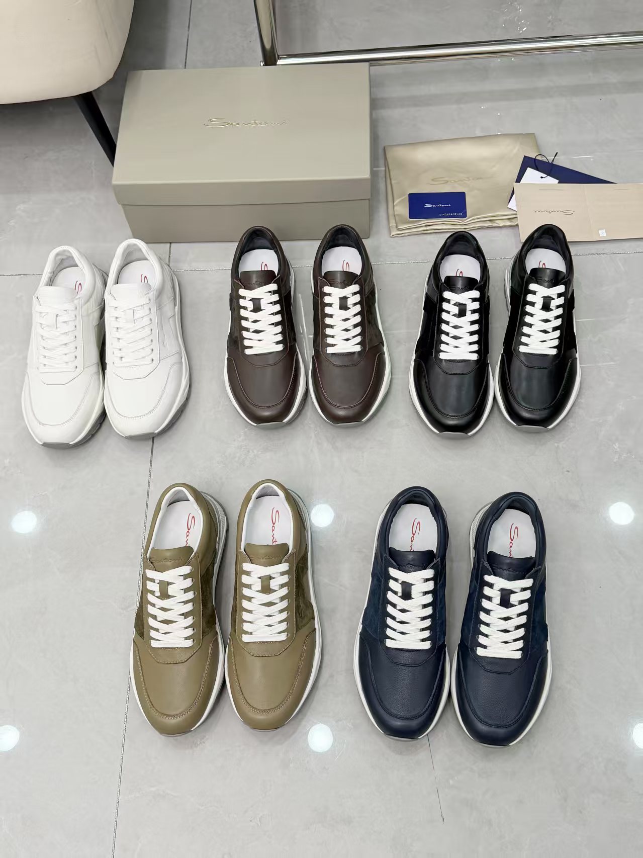 NO:756485,The Santoni leather goods brand originated in 1975. The founder, Mr. Andrea Santoni, founded the brand in the Franelli region of Italy. Since its establishment, Santoni leather goods has been committed to providing consumers with high-quality leather products. The brand is positioned in the high-end market, focusing on quality and details, selecting top leather materials, and using traditional hand-made techniques to ensure that each Santoni leather product has excellent quality and comfort. The wool blended knitted fabric is not easy to deform after long-term wear. The original one-to-one open molded outsole is Q-elastic.  Code number 39-46,19860909Santoni皮具品牌源于1975年,创始人Andrea Santoni先生在意大利弗拉内利地区创立了这一品牌.自创立以来,Santoni皮具一直致力于为消费者提供高品质的皮革制品.品牌定位高端市场,注重品质和细节,选用顶级的皮革材料,采用传统的手工制作技艺,确保每一款Santoni皮具都具备卓越的品质和舒适度. 羊毛混纺的针织面料久穿不易变形 原版一比一开模大底Q弹 码数39-46,,Men's shoes