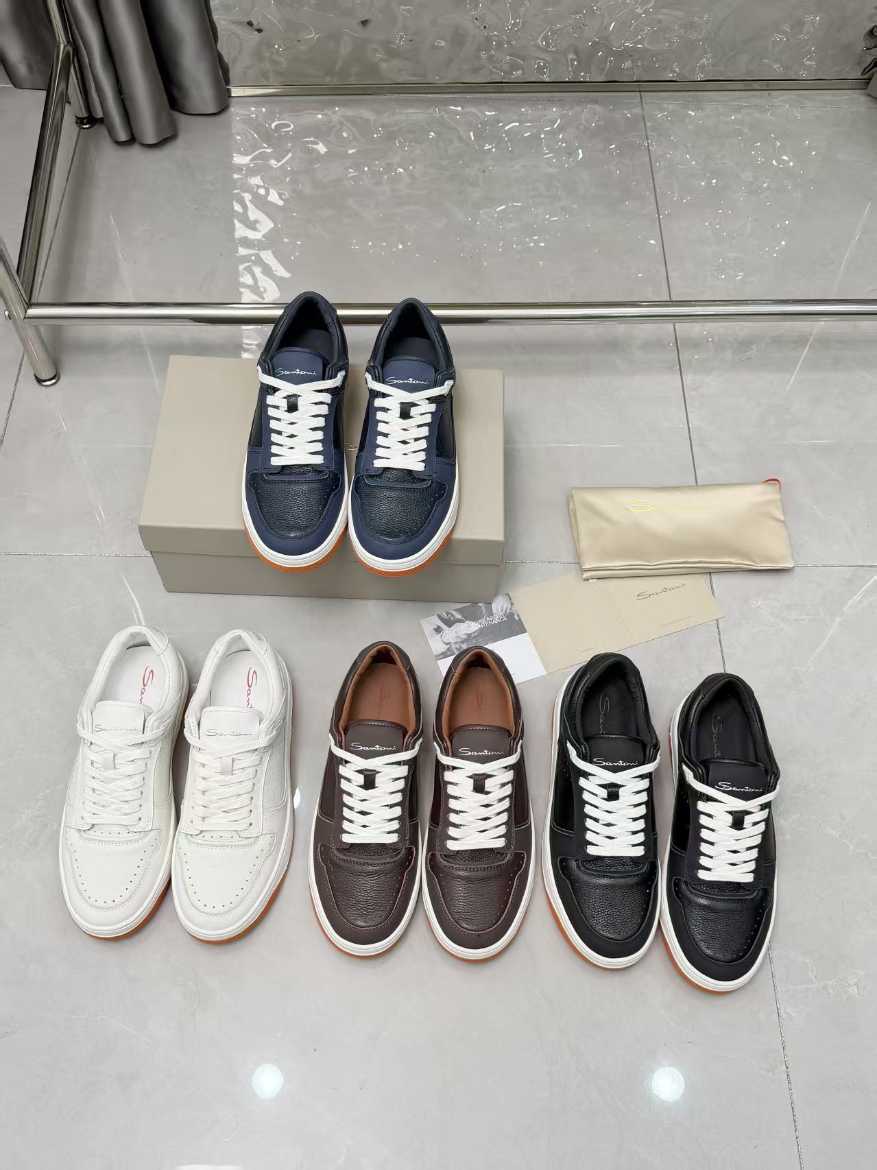 NO:640048,The Santoni leather goods brand originated in 1975. The founder, Mr. Andrea Santoni, founded the brand in the Franelli region of Italy. Since its establishment, Santoni leather goods has been committed to providing consumers with high-quality leather products. The brand positions itself in the high-end market, pays attention to quality and details, selects top leather materials, and adopts traditional hand-made techniques to ensure that each Santoni leather goods have excellent quality and comfort. The wool blended knitted fabric is not easy to deform after long-term wear. The original one-to-one molded outsole  Code number 39-46,19860909Santoni皮具品牌源于1975年,创始人Andrea Santoni先生在意大利弗拉内利地区创立了这一品牌.自创立以来,Santoni皮具一直致力于为消费者提供高品质的皮革制品.品牌定位高端市场,注重品质和细节,选用顶级的皮革材料,采用传统的手工制作技艺,确保每一款Santoni皮具都具备卓越的品质和舒适度. 羊毛混纺的针织面料久穿不易变形 原版一比一开模大底 码数39-46,,Men's shoes