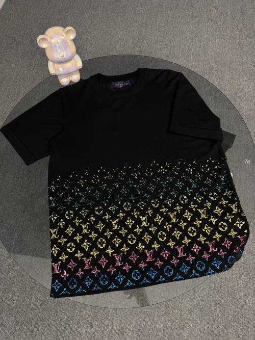 Louis Vuitton Camiseta de Manga Corta con Diamantes de Imitación 2025 1 Louis Vuitton Camiseta de Manga Corta con Diamantes de Imitación 2025