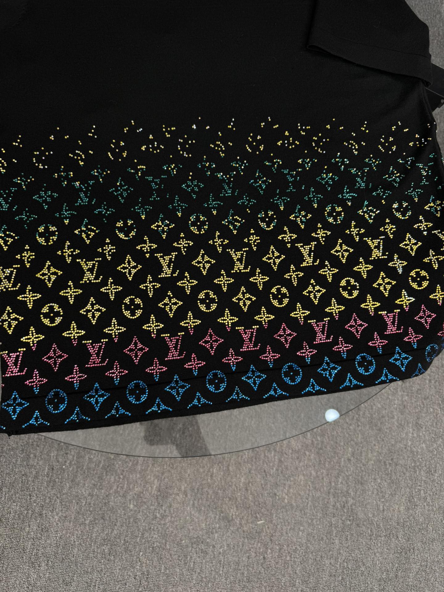 Louis Vuitton Camiseta de Manga Corta con Diamantes de Imitación 2025 9 i1745601485 6839 5