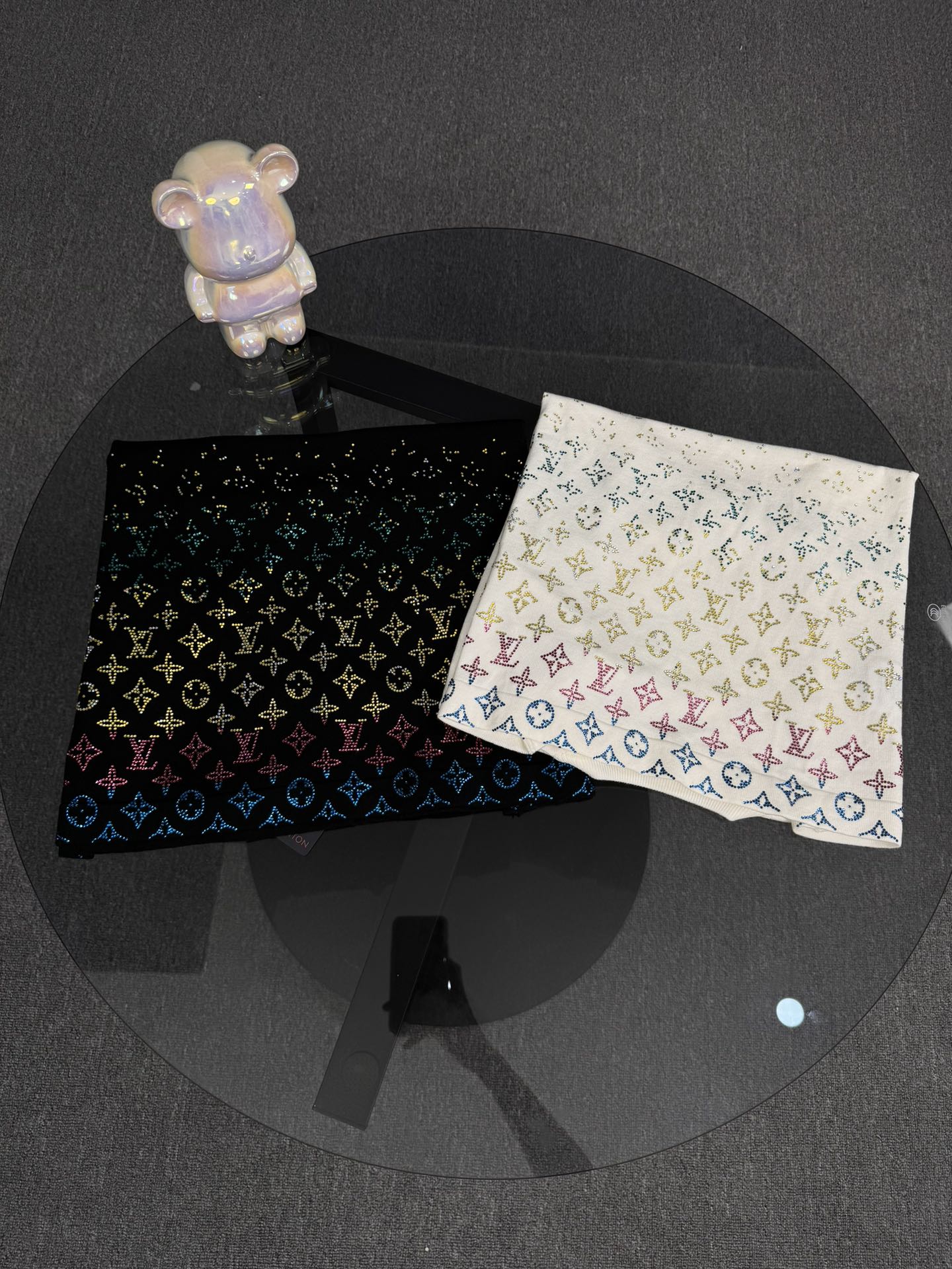 Louis Vuitton Camiseta de Manga Corta con Diamantes de Imitación 2025 3 i1745601485 7861 3