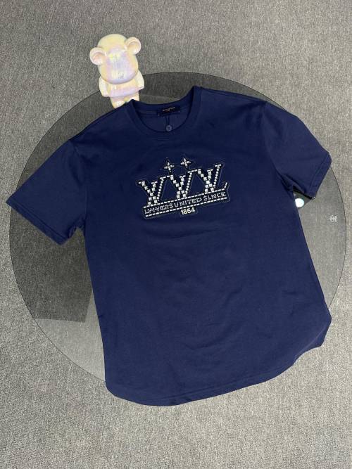 טי שירט Louis Vuitton 1854 כותנה שרוול קצר לגברים - יוקרה וסגנון 1 טי שירט Louis Vuitton 1854 כותנה שרוול קצר לגברים – יוקרה וסגנון