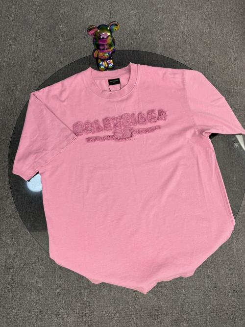 Balenciaga טי שירט ורודה עם לוגו רקום - קולקציית 25SS, טקסטיל כותנה איכותי 1 Balenciaga טי שירט ורודה עם לוגו רקום – קולקציית 25SS, טקסטיל כותנה איכותי