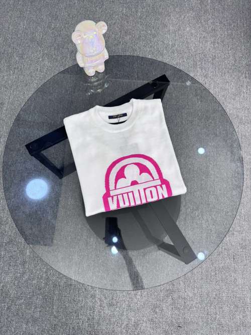 Louis Vuitton Camiseta de Algodón con Estampado de Trébol Rosado 1 Louis Vuitton Camiseta de Algodón con Estampado de Trébol Rosado