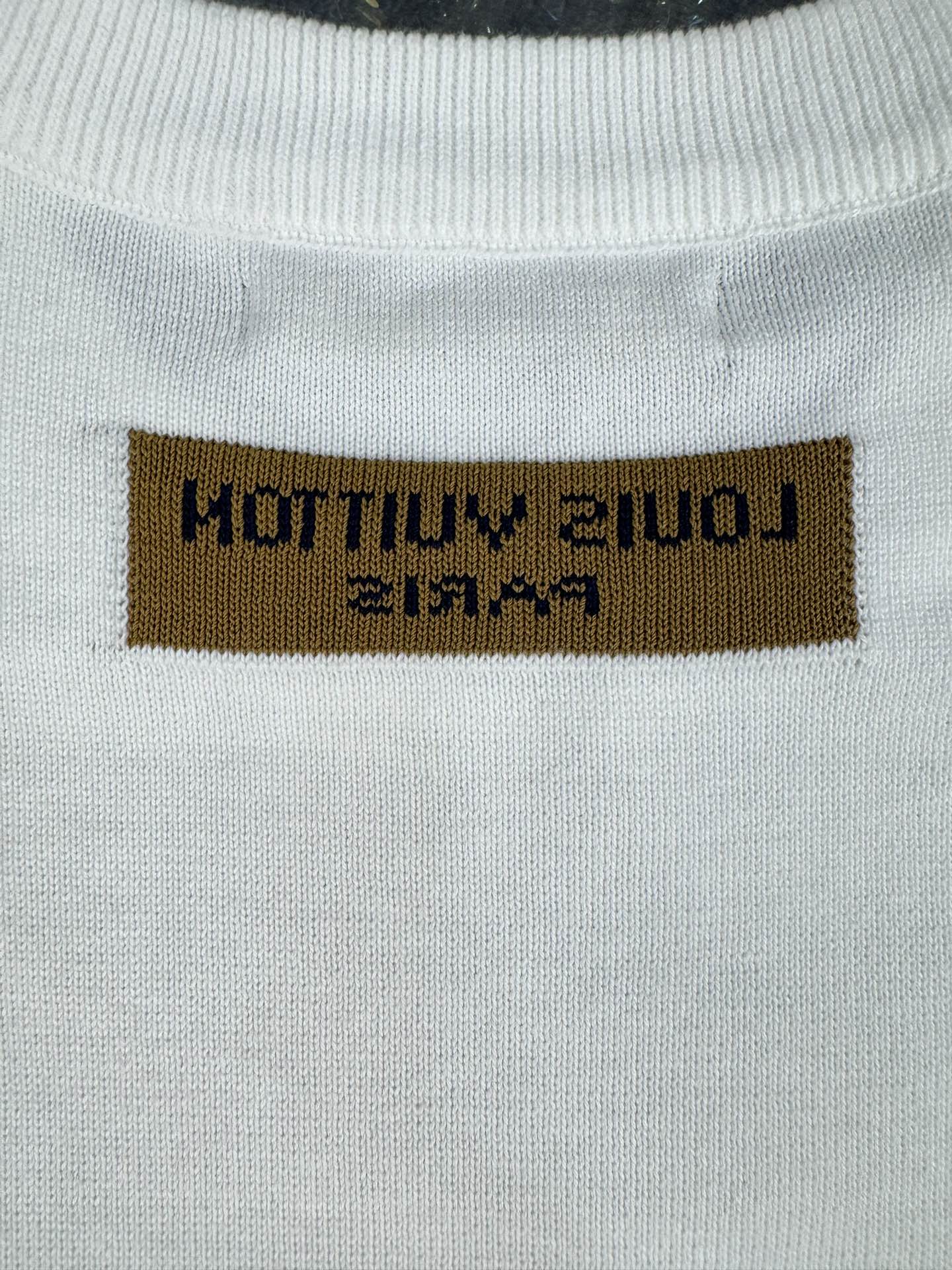 Louis Vuitton Camiseta de Algodón con Estampado de Trébol Rosado 7 i1745871829 7337 3