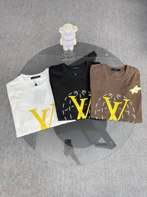 חולצת טי שירט Louis Vuitton לגברים עם הדפס יהלום 1 חולצת טי שירט Louis Vuitton לגברים עם הדפס יהלום