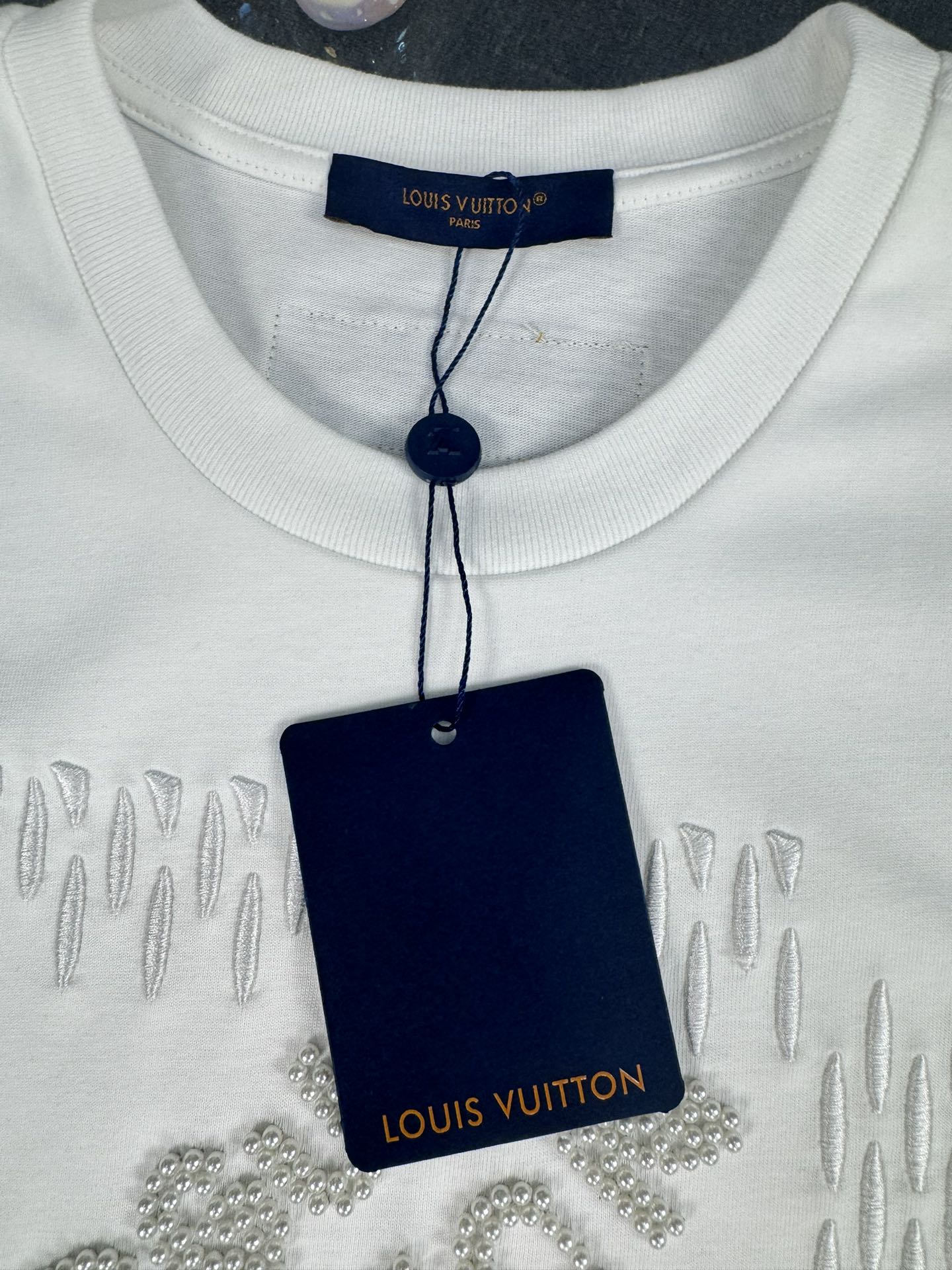 Louis Vuitton Camiseta de Manga Corta con Bordado de Perlas Premium 2025 5 i1746124695 1113 0