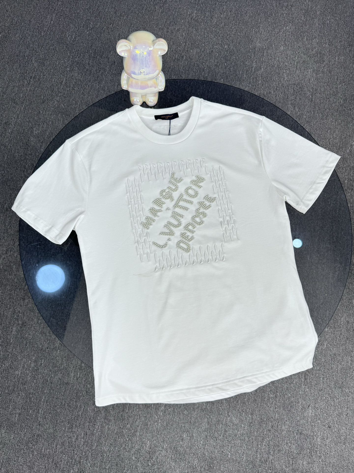 Louis Vuitton Camiseta de Manga Corta con Bordado de Perlas Premium 2025 3 i1746124695 6241 3