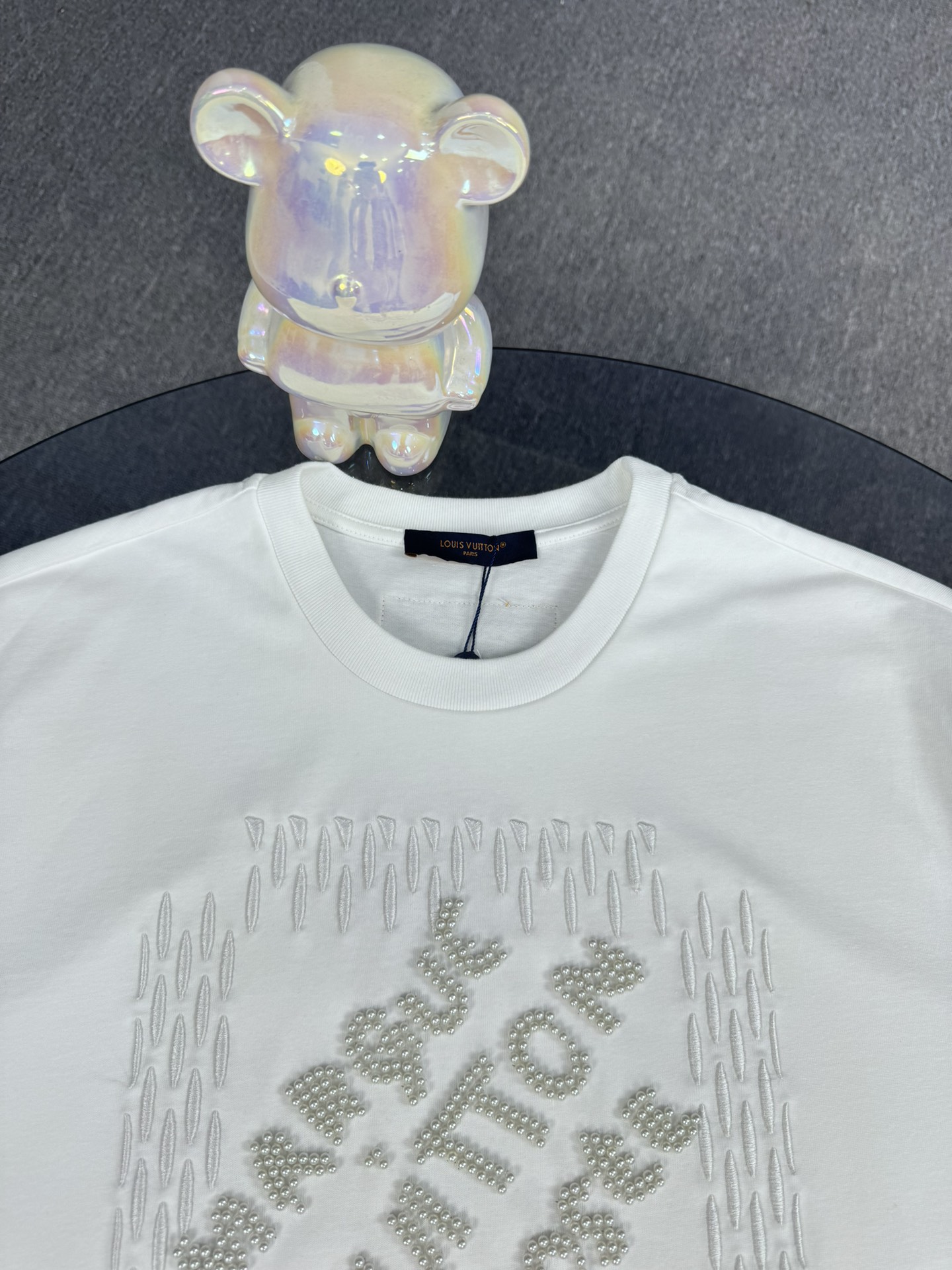 Louis Vuitton Camiseta de Manga Corta con Bordado de Perlas Premium 2025 4 i1746124695 7326 6