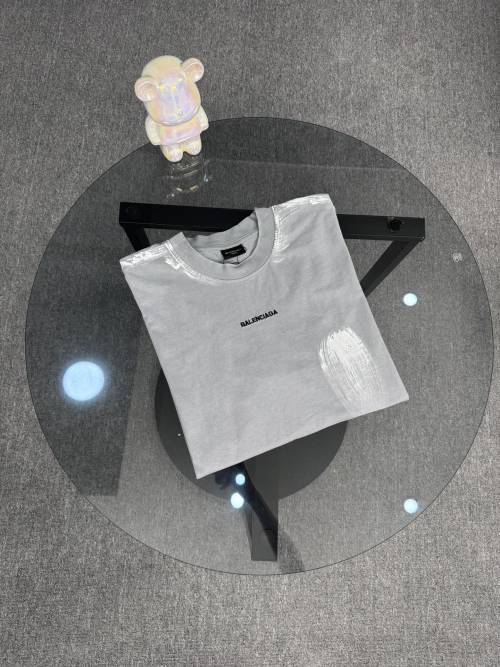 Balenciaga טי שירט שרוול קצר לגברים עם הדפס גרפי ייחודי 1 Balenciaga טי שירט שרוול קצר לגברים עם הדפס גרפי ייחודי
