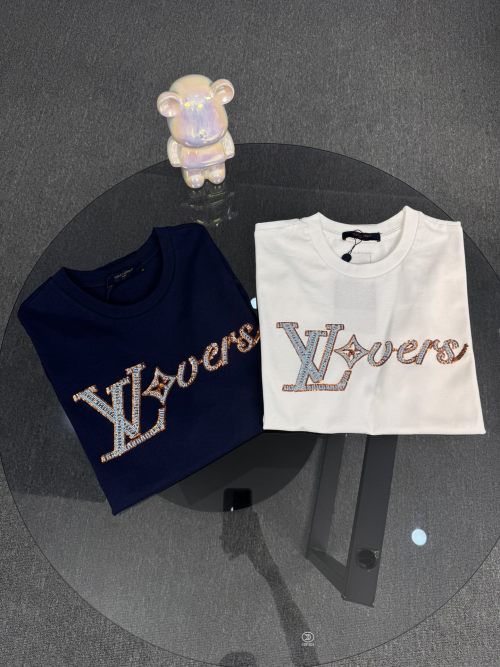 Louis Vuitton חולצת טי קצרה עם רקמת חרוזים בעבודת יד לגברים - עיצוב יוקרתי 1 Louis Vuitton חולצת טי קצרה עם רקמת חרוזים בעבודת יד לגברים – עיצוב יוקרתי