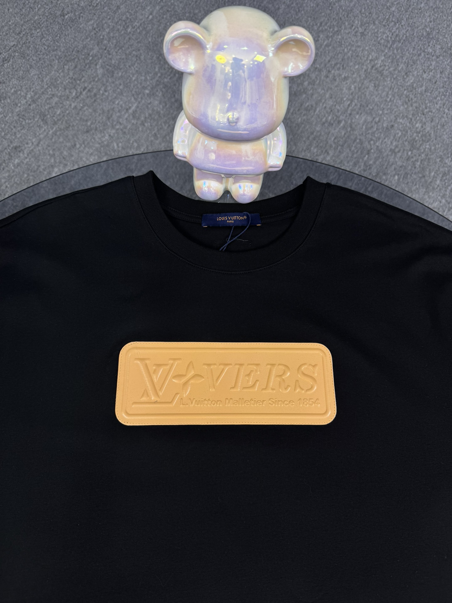 Louis Vuitton Camiseta de Algodón con Logotipo VVN de Cuero para Hombre 5 i1746147145 1633 0