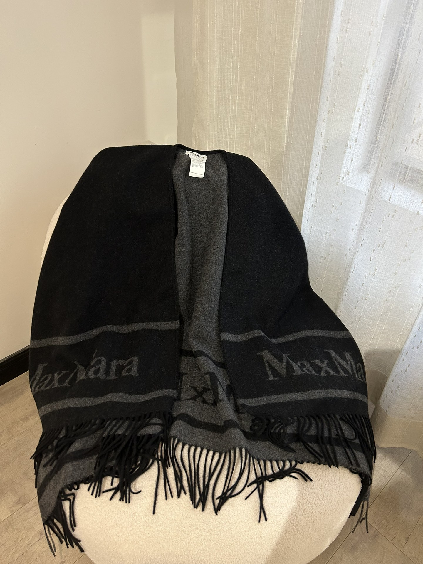 NO:336800,It is simply high-end and luxurious in the dark Max, double-sided cloak, the blackest order, a high-end double-sided pure cashmere shawl cloak, a high-end light luxury minimalist series, a unique high-end channel, this is really awesome, a king-grade product that is hard to come by, double-sided cashmere, except for its high-end, no disadvantages are found, and the cost is higher than a cashmere sweater, purely handmade, cashmere!  130*160cm Super large ordinary scarf, ordinary scarf, shawls19860909简直是黑暗中的高级和奢华 Max,双面斗篷,最黑色订单 一眼高级的双面至纯羊绒披肩斗篷 高级轻奢极简系列, 独一份高级 渠道实在太牛这 可遇不可求的王炸级单品, 双面羊绒,除了贵,找不到缺点 比一件羊绒衫的成本都要高, 纯手工打造, 羊绒！ 130*160cm 超级大 普通围巾,普通围巾,shawls,scarf