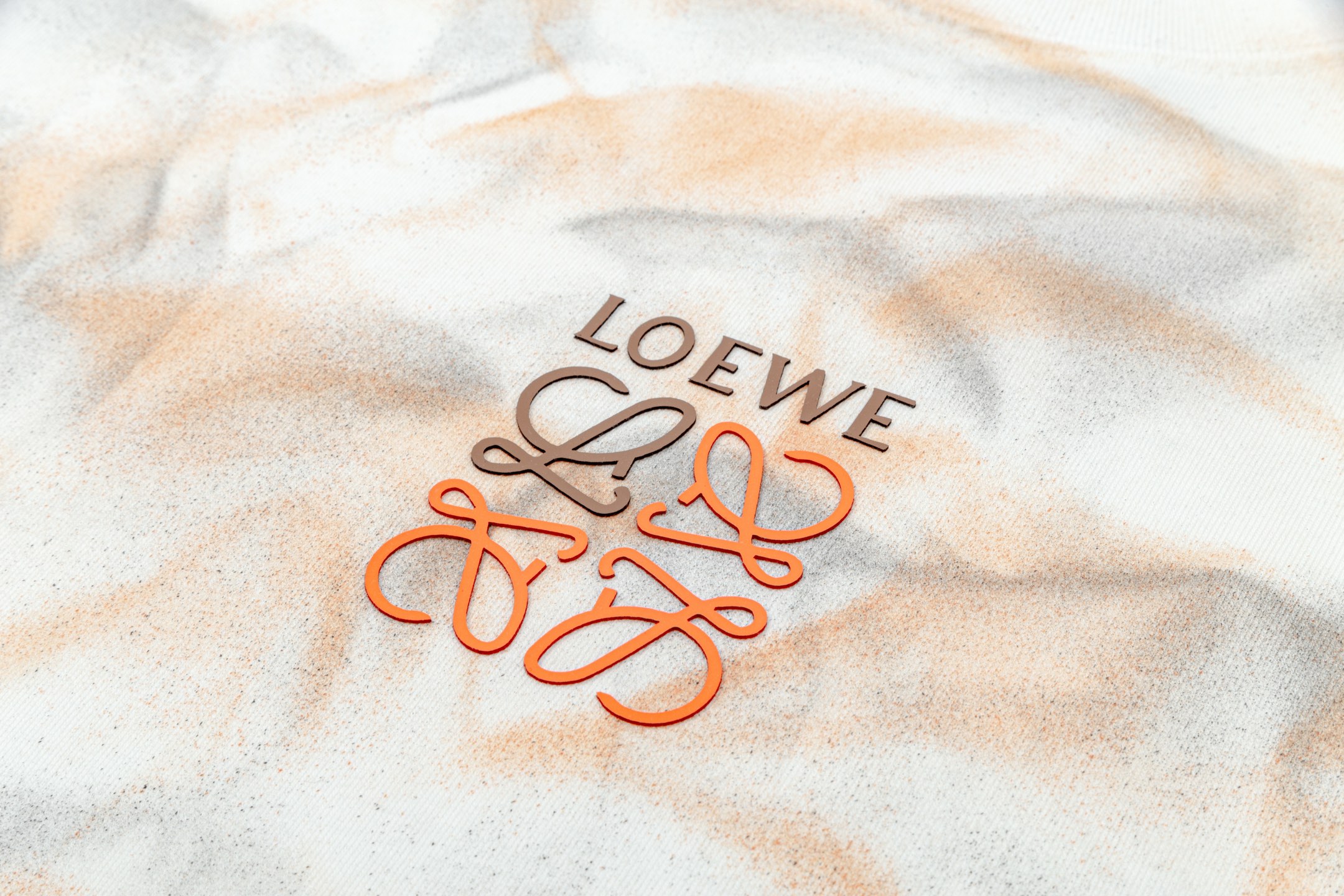 🅿️95
LOEWE 罗意威 重工手工喷画字母刺绣🪡
Logo精致升级，灵感源自八十年代复古
原版面料 官方同款  短袖T恤
定制310克同缸染面料  手感非常舒服  
春夏最新砖柜同步  时尚又个性 超级百搭好看的一款    备至（每件手工 略微相差）
男女都非常合适  人手必备款 
吊牌 领标 水洗麦 三标齐全 
颜色: 白 橙 色
尺码：S M L XL 