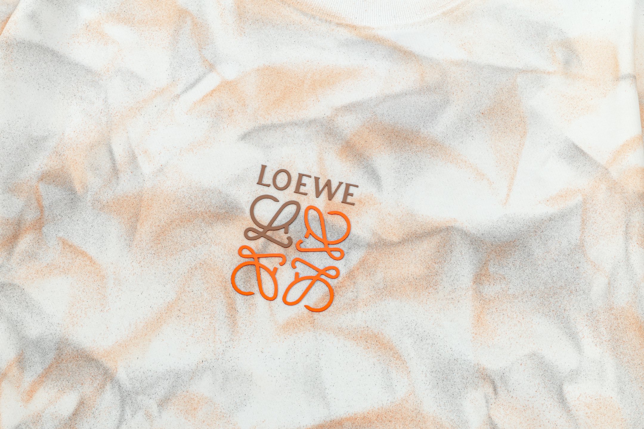 🅿️95
LOEWE 罗意威 重工手工喷画字母刺绣🪡
Logo精致升级，灵感源自八十年代复古
原版面料 官方同款  短袖T恤
定制310克同缸染面料  手感非常舒服  
春夏最新砖柜同步  时尚又个性 超级百搭好看的一款    备至（每件手工 略微相差）
男女都非常合适  人手必备款 
吊牌 领标 水洗麦 三标齐全 
颜色: 白 橙 色
尺码：S M L XL 
