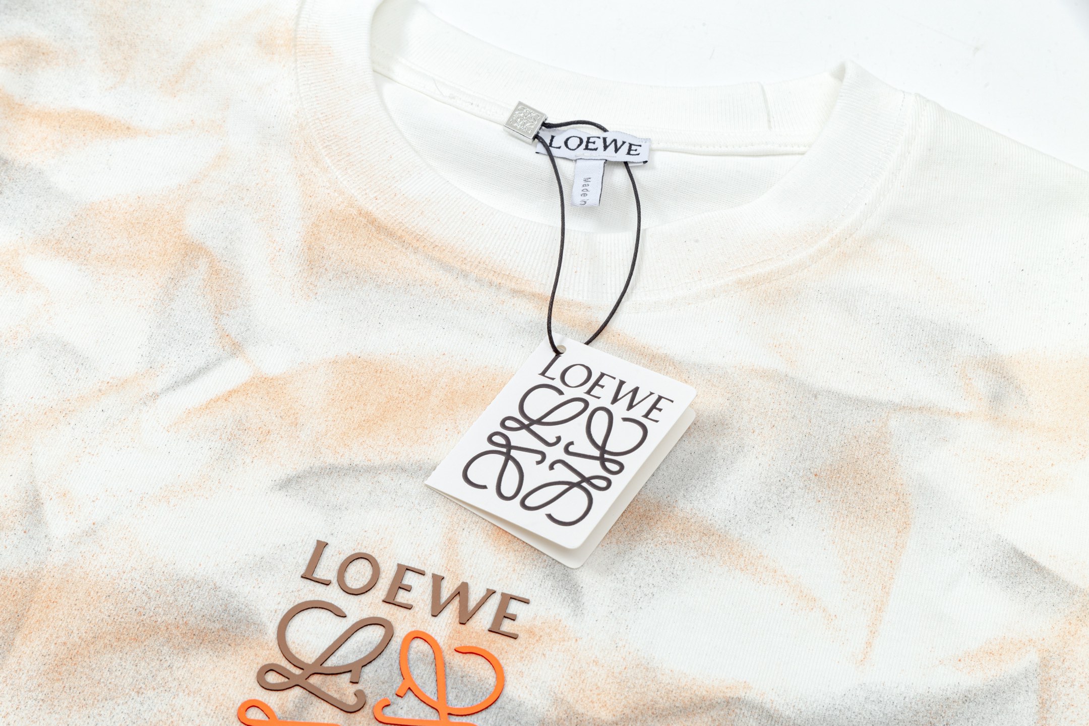 🅿️95
LOEWE 罗意威 重工手工喷画字母刺绣🪡
Logo精致升级，灵感源自八十年代复古
原版面料 官方同款  短袖T恤
定制310克同缸染面料  手感非常舒服  
春夏最新砖柜同步  时尚又个性 超级百搭好看的一款    备至（每件手工 略微相差）
男女都非常合适  人手必备款 
吊牌 领标 水洗麦 三标齐全 
颜色: 白 橙 色
尺码：S M L XL 