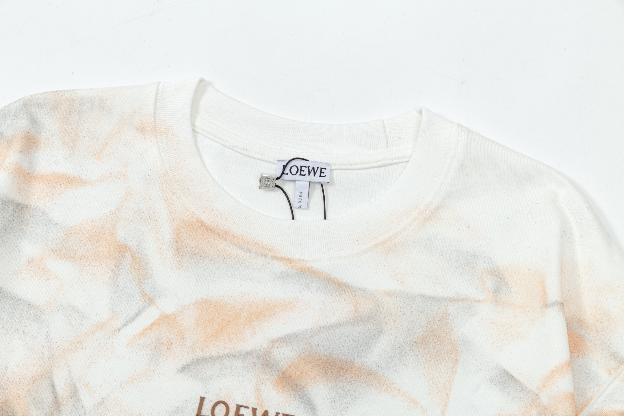 🅿️95
LOEWE 罗意威 重工手工喷画字母刺绣🪡
Logo精致升级，灵感源自八十年代复古
原版面料 官方同款  短袖T恤
定制310克同缸染面料  手感非常舒服  
春夏最新砖柜同步  时尚又个性 超级百搭好看的一款    备至（每件手工 略微相差）
男女都非常合适  人手必备款 
吊牌 领标 水洗麦 三标齐全 
颜色: 白 橙 色
尺码：S M L XL 