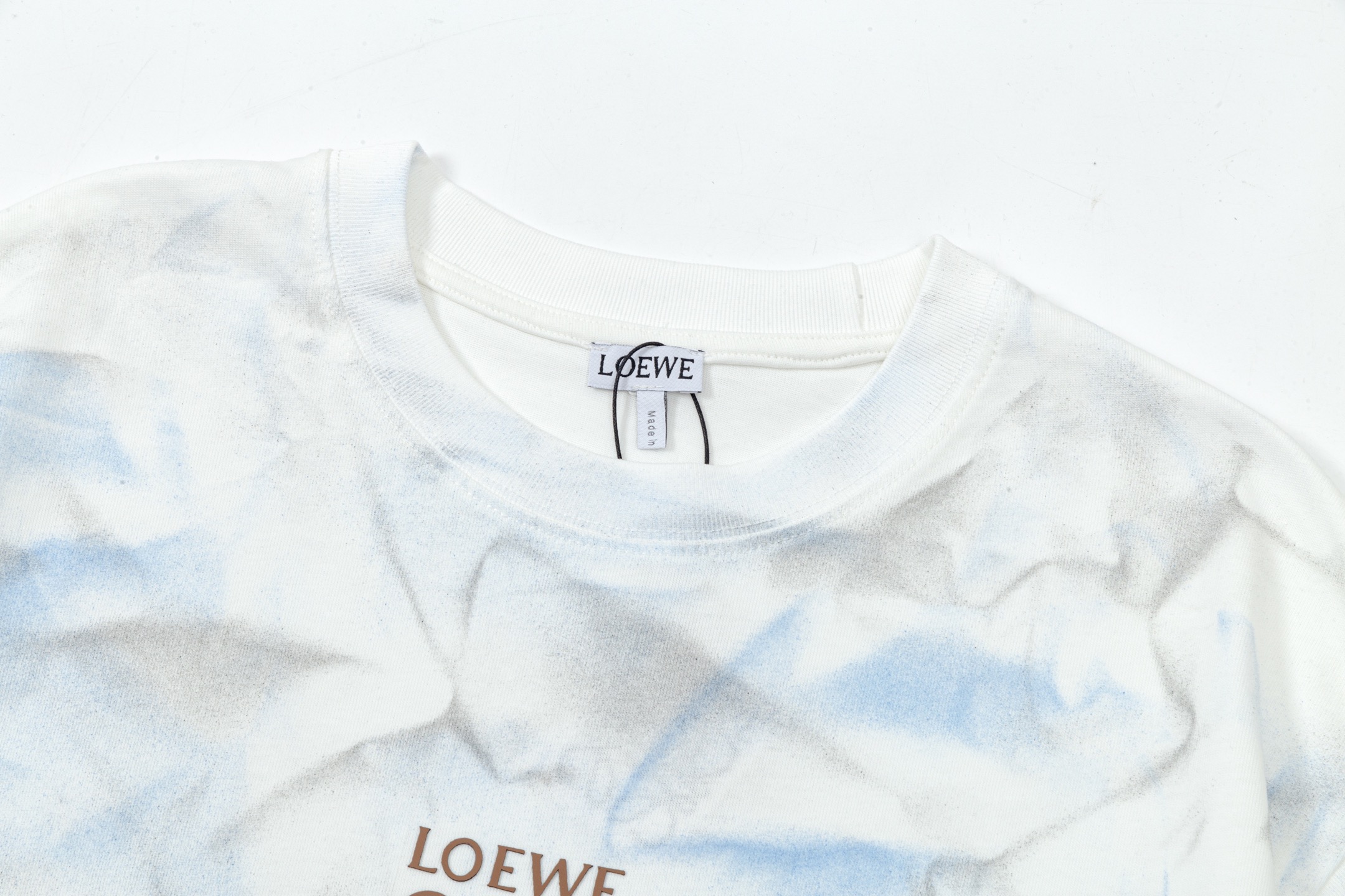 🅿️95
LOEWE 罗意威 重工手工喷画字母刺绣🪡
Logo精致升级，灵感源自八十年代复古
原版面料 官方同款  短袖T恤
定制310克同缸染面料  手感非常舒服  
春夏最新砖柜同步  时尚又个性 超级百搭好看的一款    备至（每件手工 略微相差）
男女都非常合适  人手必备款 
吊牌 领标 水洗麦 三标齐全 
颜色: 白 蓝 色
尺码：S M L XL 