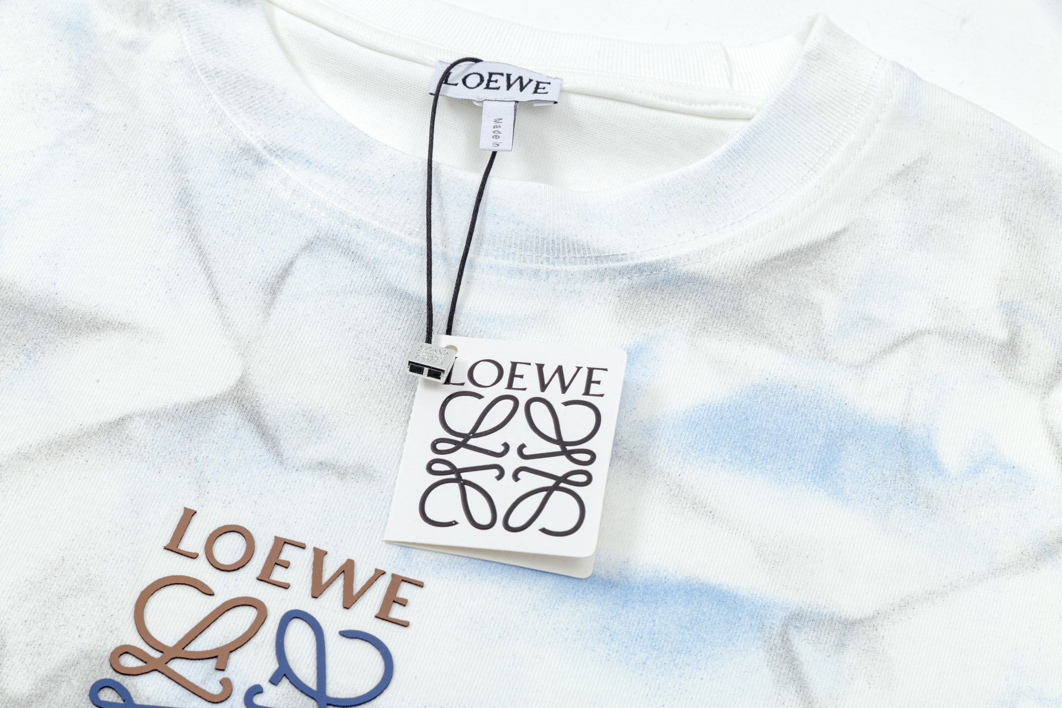 🅿️95
LOEWE 罗意威 重工手工喷画字母刺绣🪡
Logo精致升级，灵感源自八十年代复古
原版面料 官方同款  短袖T恤
定制310克同缸染面料  手感非常舒服  
春夏最新砖柜同步  时尚又个性 超级百搭好看的一款    备至（每件手工 略微相差）
男女都非常合适  人手必备款 
吊牌 领标 水洗麦 三标齐全 
颜色: 白 蓝 色
尺码：S M L XL 