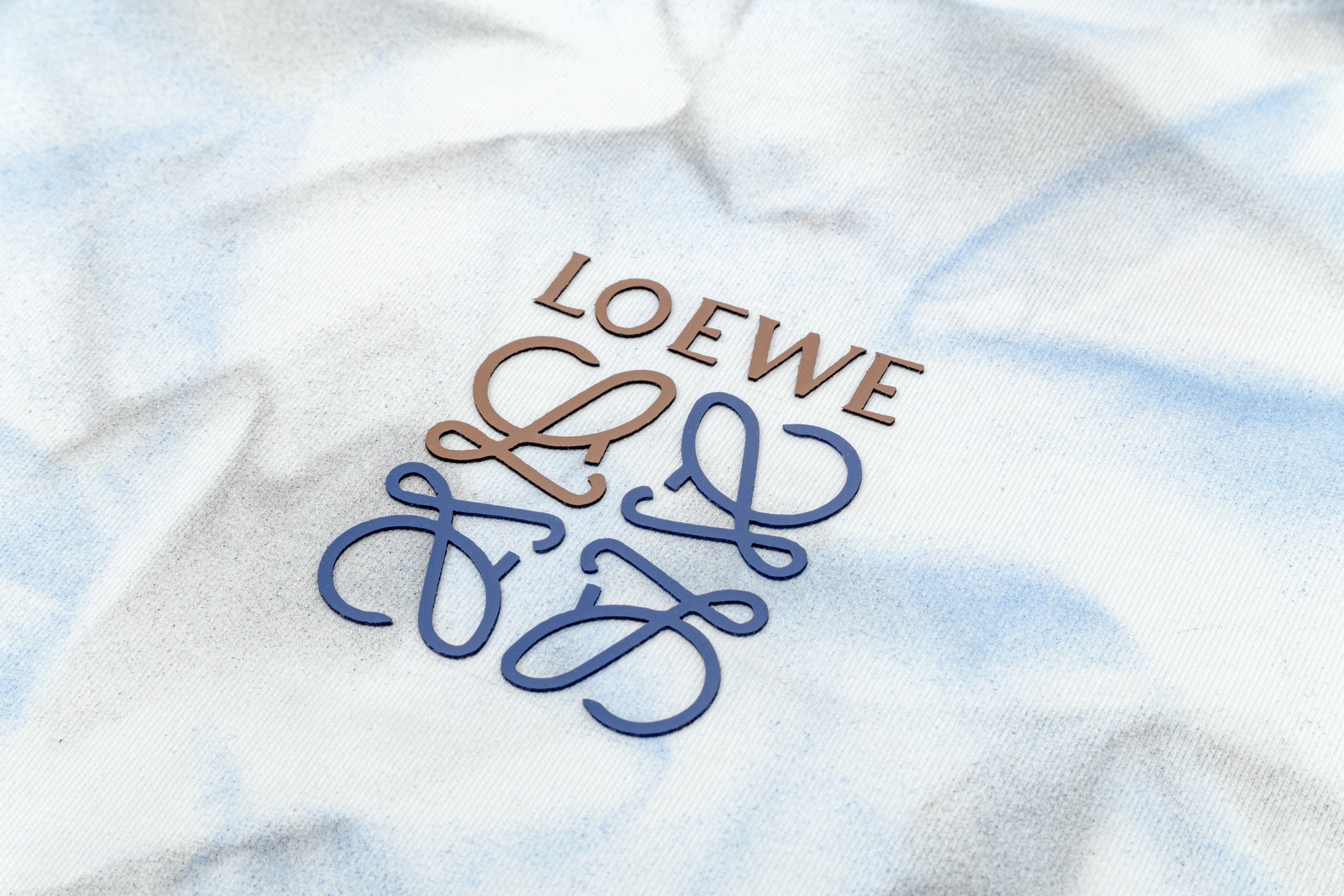 🅿️95
LOEWE 罗意威 重工手工喷画字母刺绣🪡
Logo精致升级，灵感源自八十年代复古
原版面料 官方同款  短袖T恤
定制310克同缸染面料  手感非常舒服  
春夏最新砖柜同步  时尚又个性 超级百搭好看的一款    备至（每件手工 略微相差）
男女都非常合适  人手必备款 
吊牌 领标 水洗麦 三标齐全 
颜色: 白 蓝 色
尺码：S M L XL 