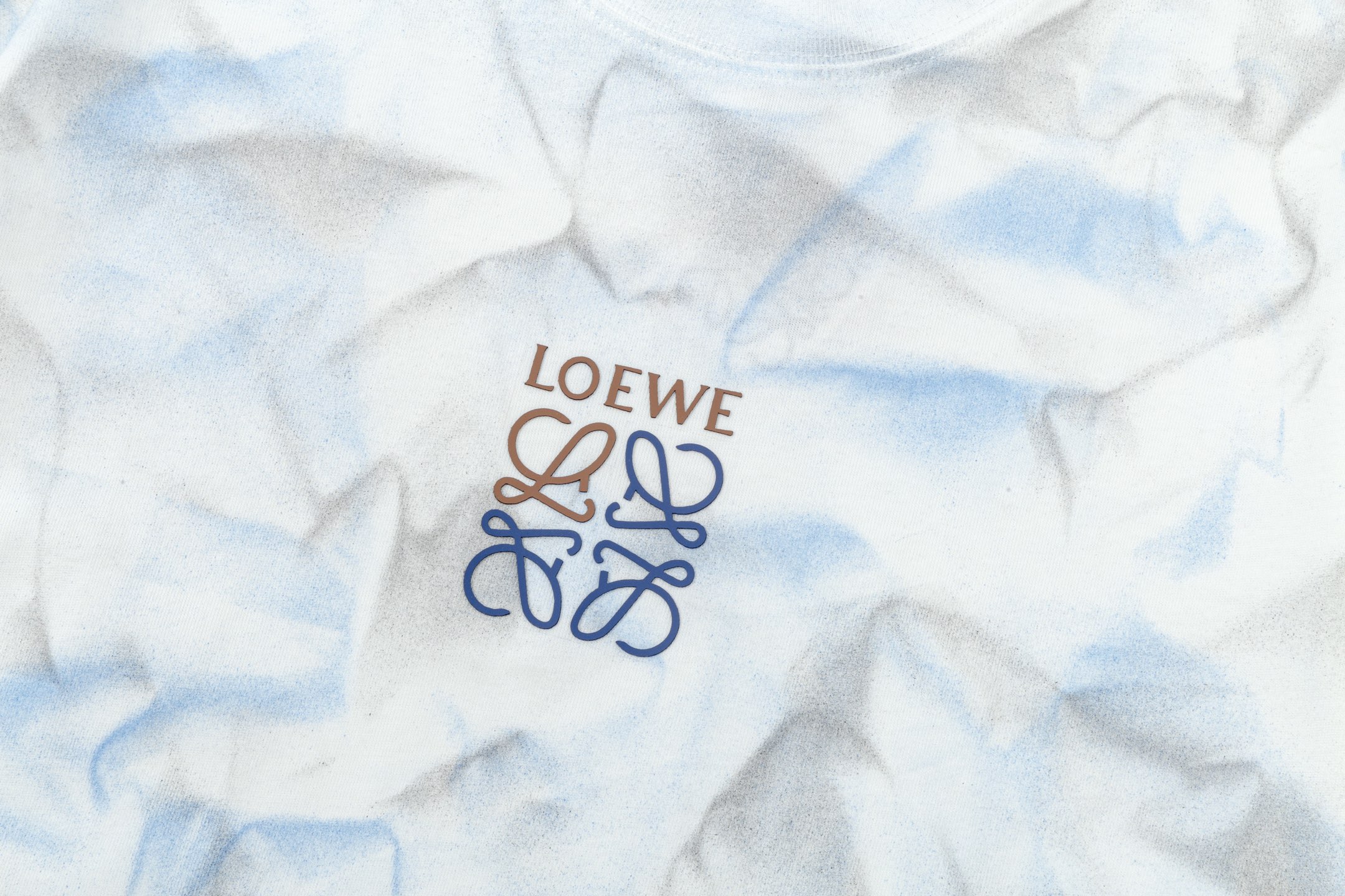 🅿️95
LOEWE 罗意威 重工手工喷画字母刺绣🪡
Logo精致升级，灵感源自八十年代复古
原版面料 官方同款  短袖T恤
定制310克同缸染面料  手感非常舒服  
春夏最新砖柜同步  时尚又个性 超级百搭好看的一款    备至（每件手工 略微相差）
男女都非常合适  人手必备款 
吊牌 领标 水洗麦 三标齐全 
颜色: 白 蓝 色
尺码：S M L XL 