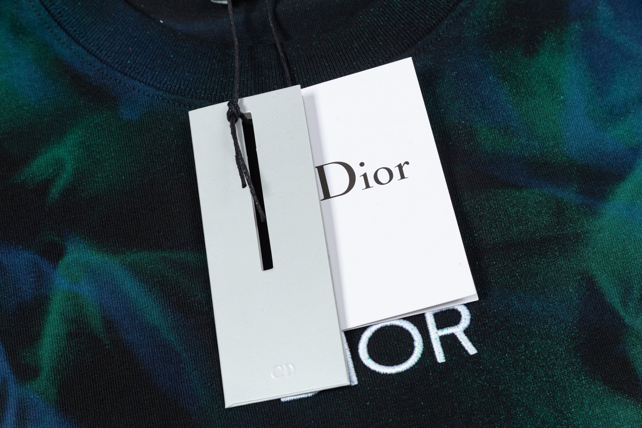🅿️95
Dior 迪奥  字母绣花  手绘火焰手工涂鸦
升级，灵感源自八十年代复古
原版面料 官方同款  短袖T恤
定制 310克 同缸染面料  手感非常舒服  
春夏最新砖柜同步  时尚又个性 超级百搭              
男女都非常合适  人手必备款 
吊牌 领标 水洗麦 三标齐全 (套装)
颜色: 黑色
尺码：S M L XL