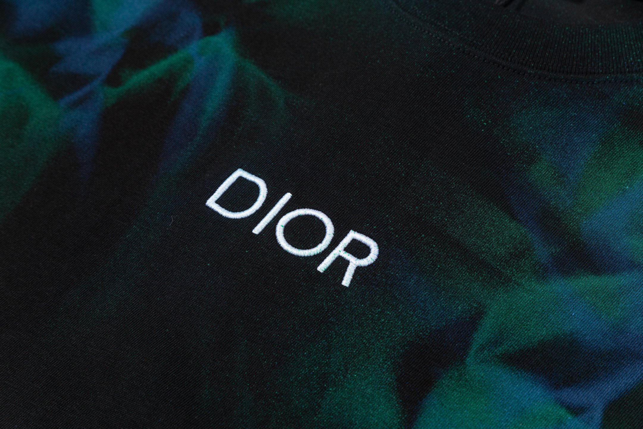 🅿️95
Dior 迪奥  字母绣花  手绘火焰手工涂鸦
升级，灵感源自八十年代复古
原版面料 官方同款  短袖T恤
定制 310克 同缸染面料  手感非常舒服  
春夏最新砖柜同步  时尚又个性 超级百搭              
男女都非常合适  人手必备款 
吊牌 领标 水洗麦 三标齐全 (套装)
颜色: 黑色
尺码：S M L XL