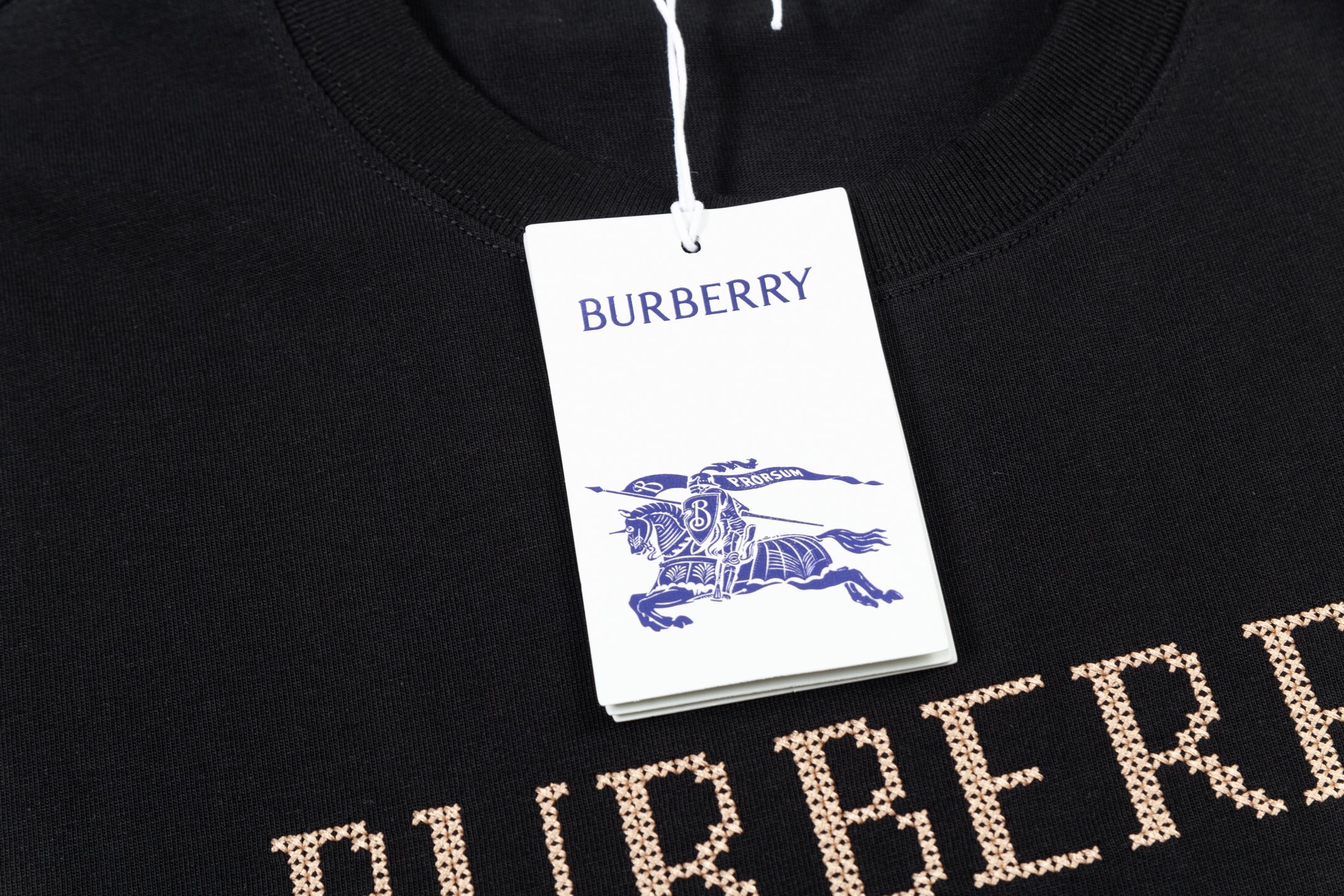 🅿️90
BURBERRY 巴宝莉 战马万针十字交叉刺绣
 大Logo经典识标印花精致升级
灵感源自八十年代复古
原版面料 官方同款  短袖T恤
定制310克同缸染面料  手感非常舒服  
春夏最新砖柜同步 时尚又个性 超级百搭好看               
男女都非常合适  人手必备款 
吊牌 领标 水洗麦 三标齐全 （套装）
颜色: 黑色
尺码：S M L XL