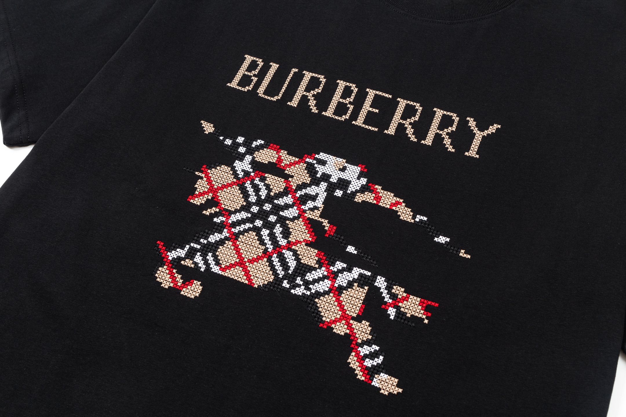 🅿️90
BURBERRY 巴宝莉 战马万针十字交叉刺绣
 大Logo经典识标印花精致升级
灵感源自八十年代复古
原版面料 官方同款  短袖T恤
定制310克同缸染面料  手感非常舒服  
春夏最新砖柜同步 时尚又个性 超级百搭好看               
男女都非常合适  人手必备款 
吊牌 领标 水洗麦 三标齐全 （套装）
颜色: 黑色
尺码：S M L XL