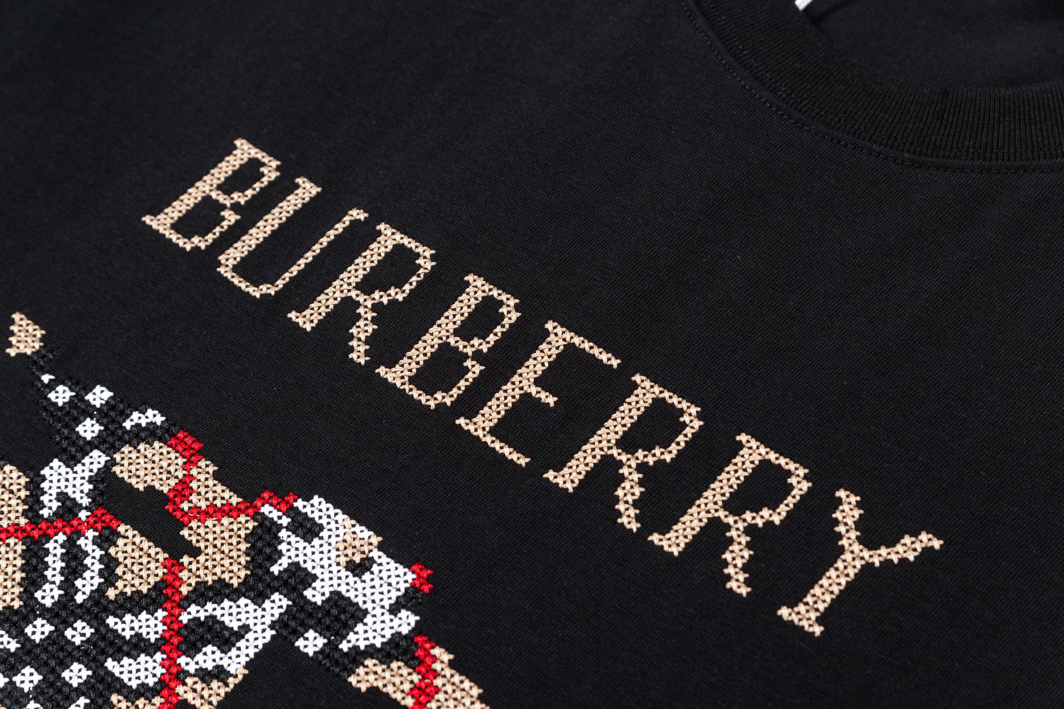 🅿️90
BURBERRY 巴宝莉 战马万针十字交叉刺绣
 大Logo经典识标印花精致升级
灵感源自八十年代复古
原版面料 官方同款  短袖T恤
定制310克同缸染面料  手感非常舒服  
春夏最新砖柜同步 时尚又个性 超级百搭好看               
男女都非常合适  人手必备款 
吊牌 领标 水洗麦 三标齐全 （套装）
颜色: 黑色
尺码：S M L XL
