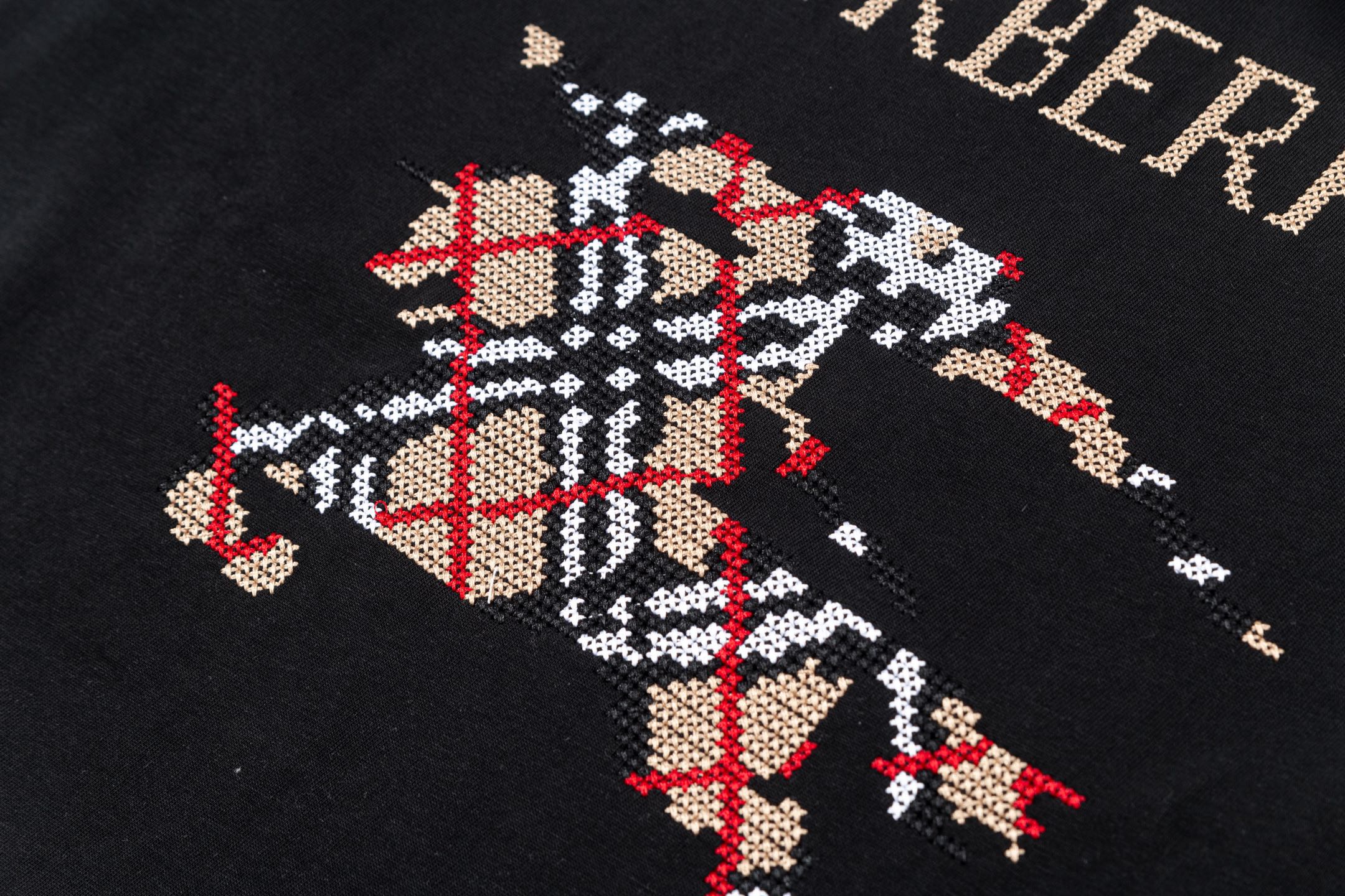 🅿️90
BURBERRY 巴宝莉 战马万针十字交叉刺绣
 大Logo经典识标印花精致升级
灵感源自八十年代复古
原版面料 官方同款  短袖T恤
定制310克同缸染面料  手感非常舒服  
春夏最新砖柜同步 时尚又个性 超级百搭好看               
男女都非常合适  人手必备款 
吊牌 领标 水洗麦 三标齐全 （套装）
颜色: 黑色
尺码：S M L XL