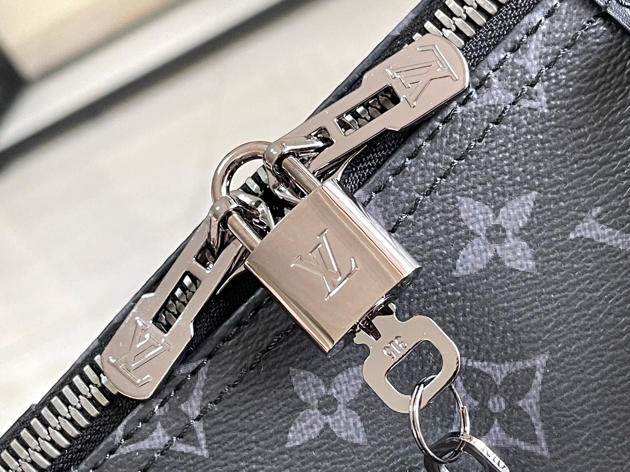 p1300。（163 芯片）特级配全套包装【特级全钢五金 原厂皮】M45392 黑花 皮料是意大利A级皮料是在于品质、五金、面料、手工、油边、A级出品、图片跟产品一致丶配全套包装.尺寸:50x29x25CM