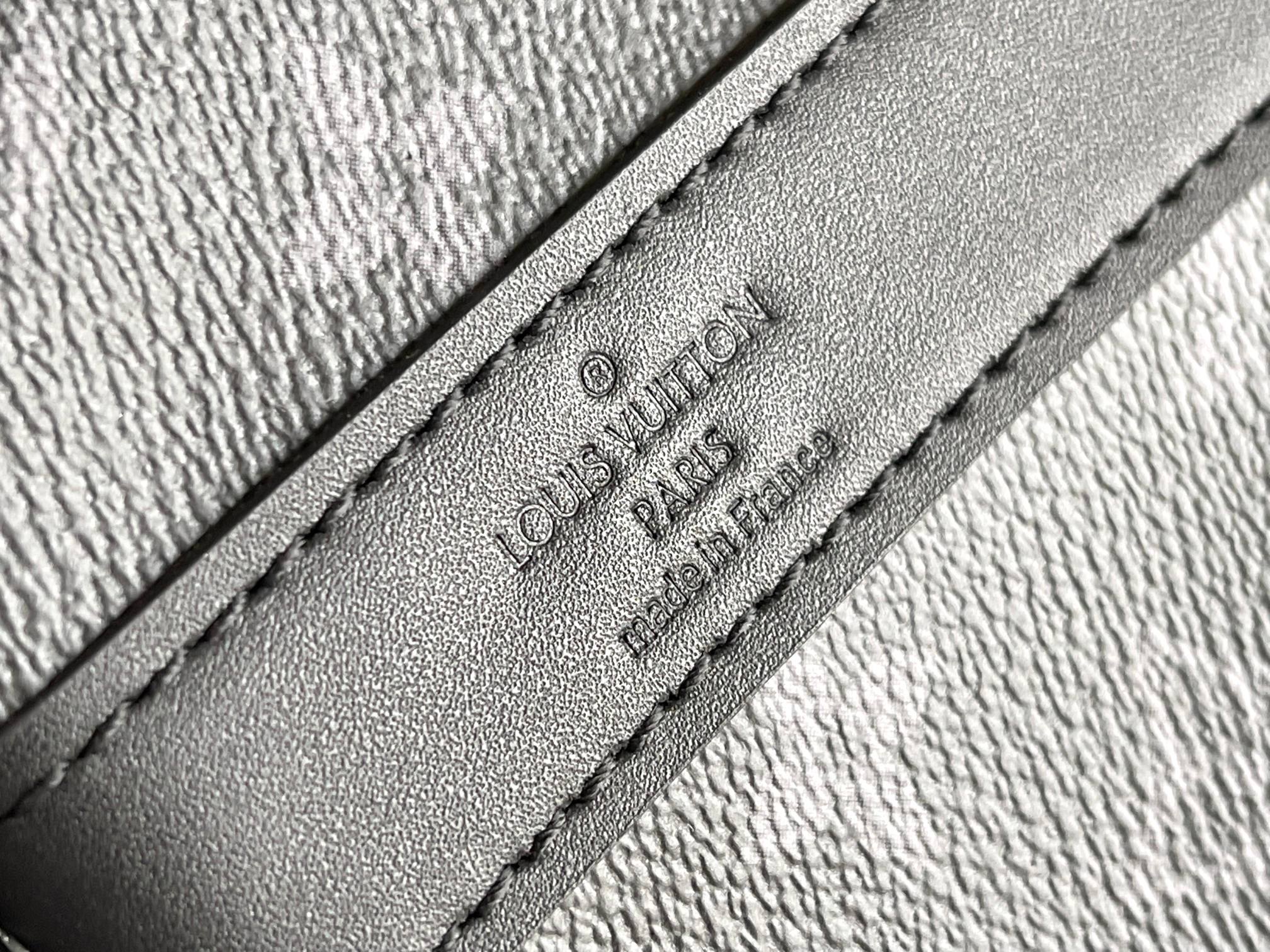 p1300。（163 芯片）特级配全套包装【特级全钢五金 原厂皮】M45392 黑花 皮料是意大利A级皮料是在于品质、五金、面料、手工、油边、A级出品、图片跟产品一致丶配全套包装.尺寸:50x29x25CM