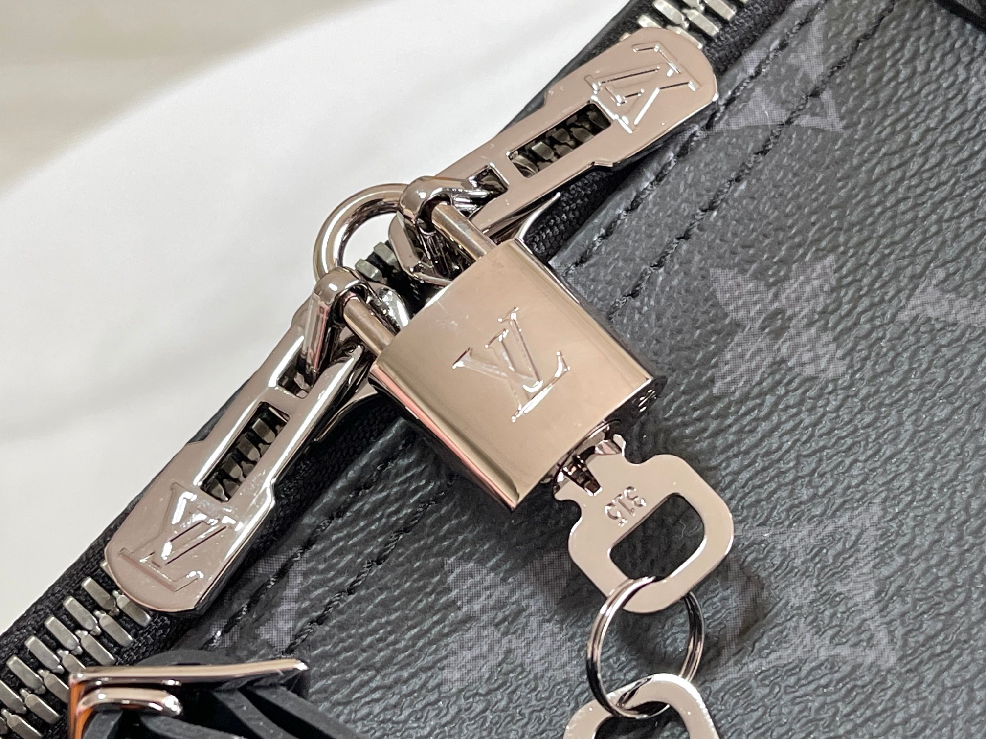 p1300。（163 芯片）特级配全套包装【特级全钢五金 原厂皮】M45392 黑花 皮料是意大利A级皮料是在于品质、五金、面料、手工、油边、A级出品、图片跟产品一致丶配全套包装.尺寸:50x29x25CM