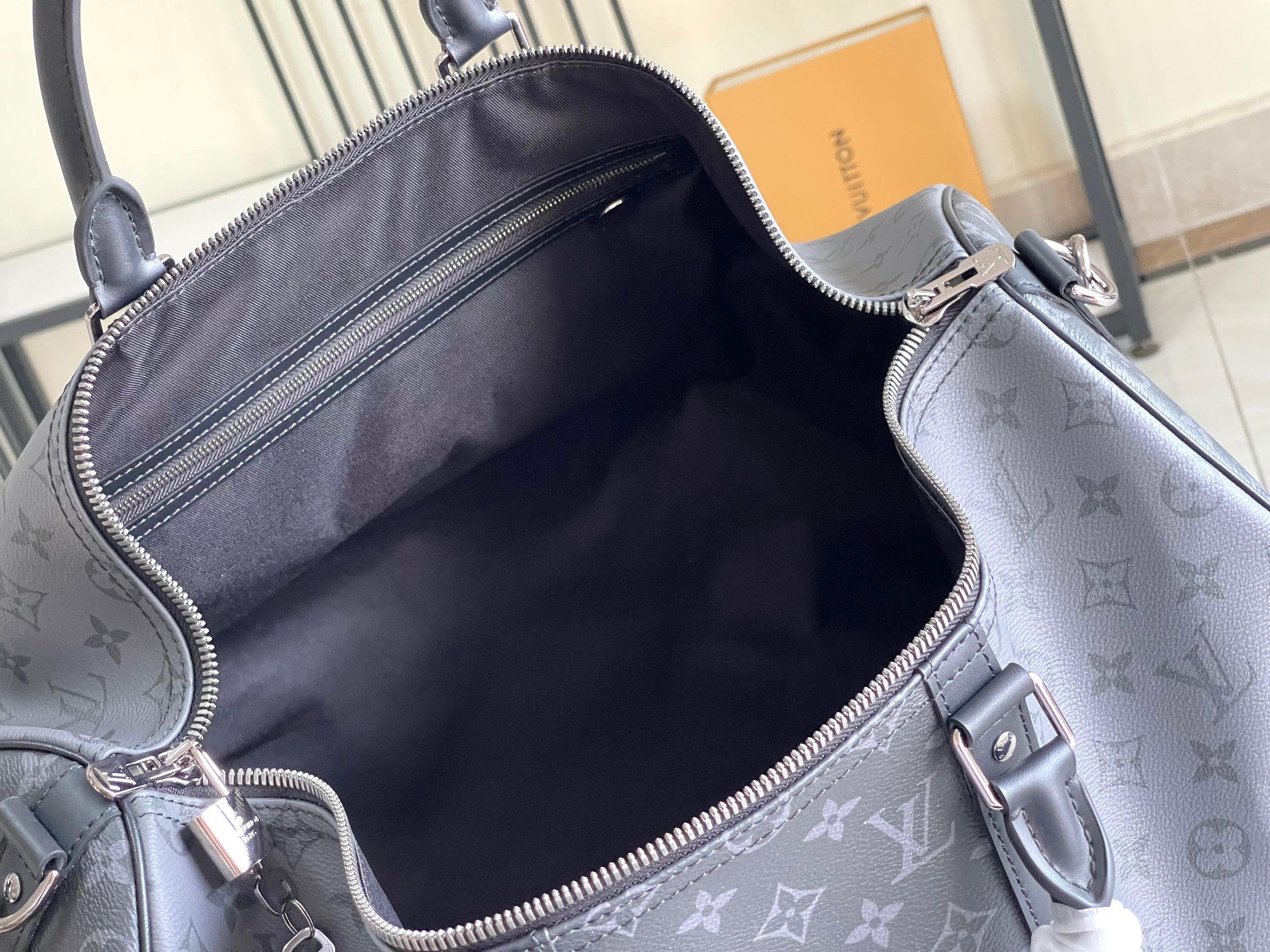 p1300。（163 芯片）特级配全套包装【特级全钢五金 原厂皮】M45392 黑花 皮料是意大利A级皮料是在于品质、五金、面料、手工、油边、A级出品、图片跟产品一致丶配全套包装.尺寸:50x29x25CM