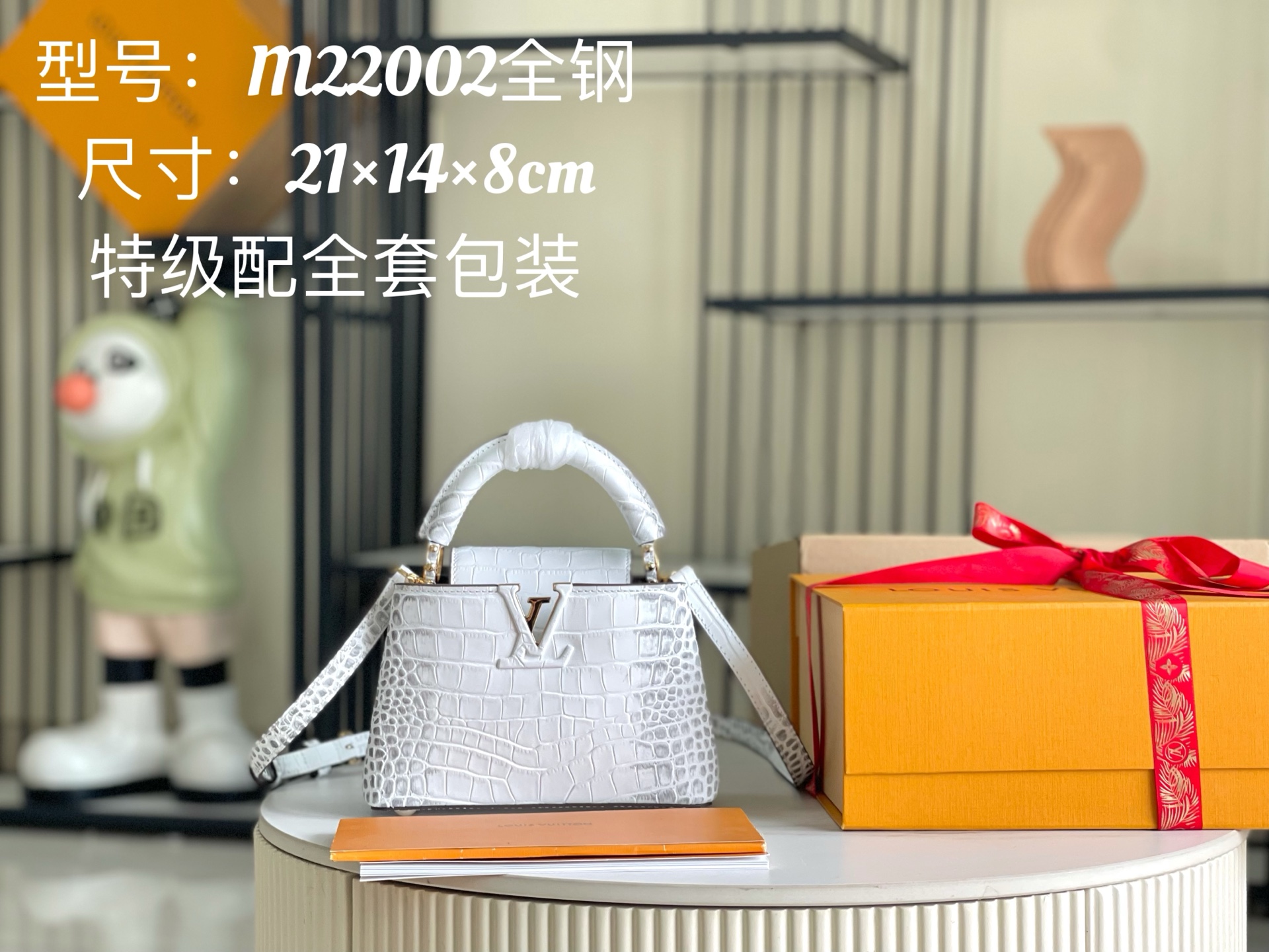 NO:552592,(163 chips) Special grade with complete package [Super premium original leather M22002 N98156 matte white Himalayan gold buckle] This Capucines mini handbag is wrapped with crocodile leather and sheepskin lining, with dazzling metal parts. The Capucines series flip cover has two styles of stylish LV letters on the inside and Monogram flowers blooming on the outside. The exquisite configuration can inject gorgeousness into evening occasions. Detailed features  21x14x8 cm (length x height x width), LV special version, louis vuitton, sheepskin, crocodile skin19860909（163 芯片）特级配全套包装【特级精品原厂皮M22002 N98156哑光白色喜马拉雅金扣】 本款 Capucines 迷你手袋以鳄鱼皮革包裹羊皮革内衬,搭配耀目金属件. Capucines 系列翻盖拥有两式风尚内收呈现 LV 字母,外置绽放 Monogram 花卉.玲珑构型可为晚间场 合注入华丽姿彩. 详细特征 21x14x8厘米（长度 x 高 x 宽）,LV特级版本,louis vuitton,sheepskin,crocodile skin,Bag