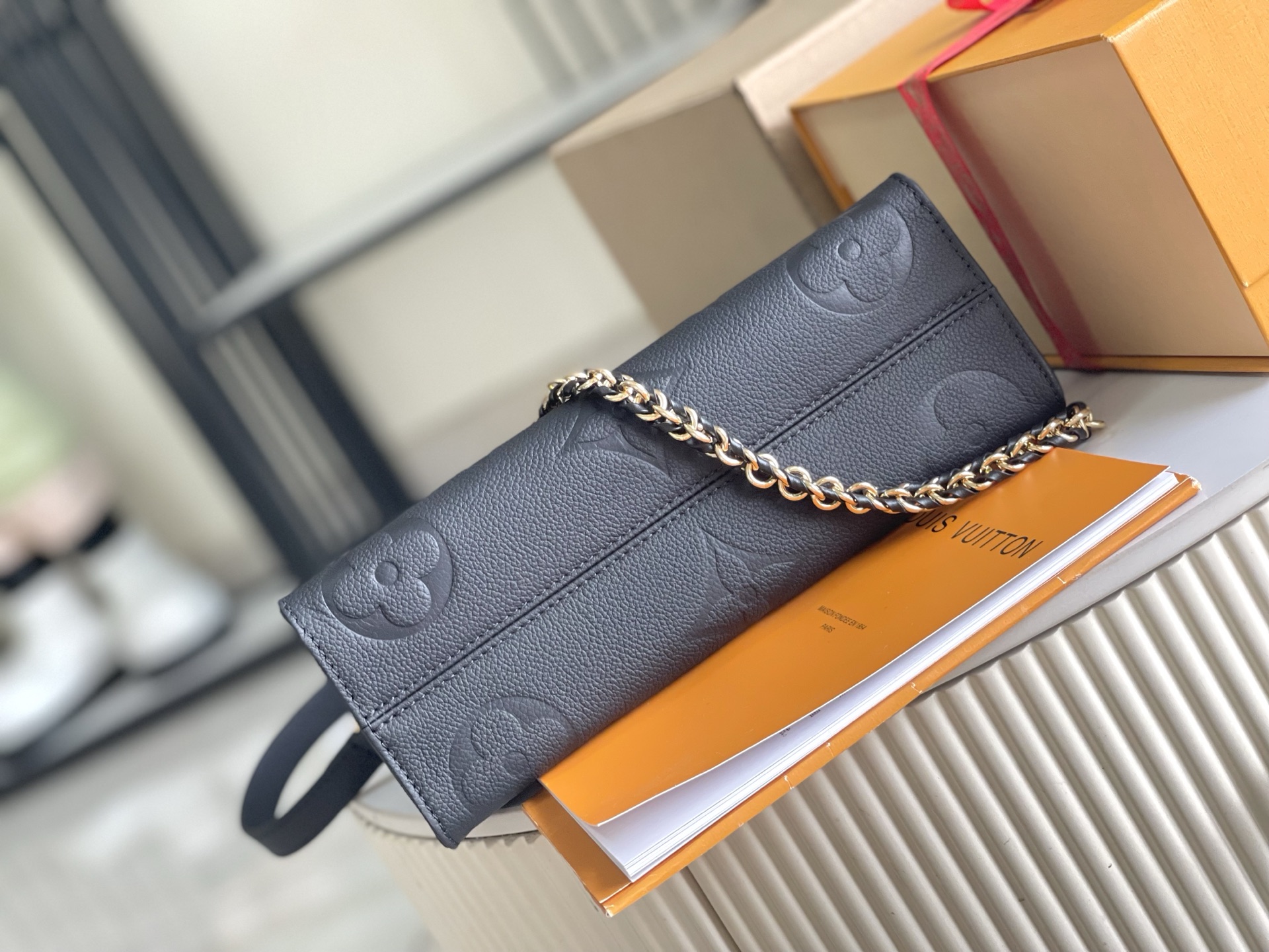 Louis Vuitton M23640 Black Leather Handbag with Chain Strap 7 i1750565387542 9527 0 4