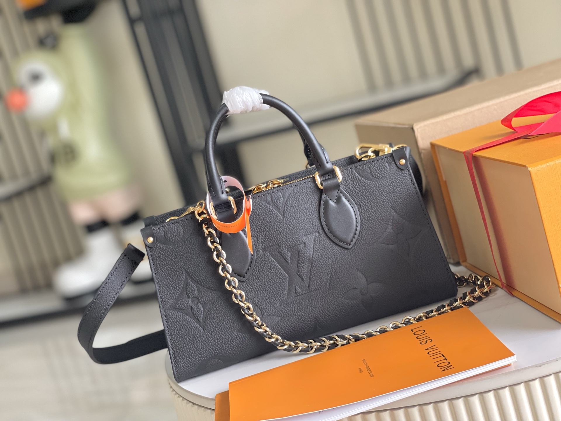 Louis Vuitton M23640 Black Leather Handbag with Chain Strap 2 i1750565387588 1187 0 1