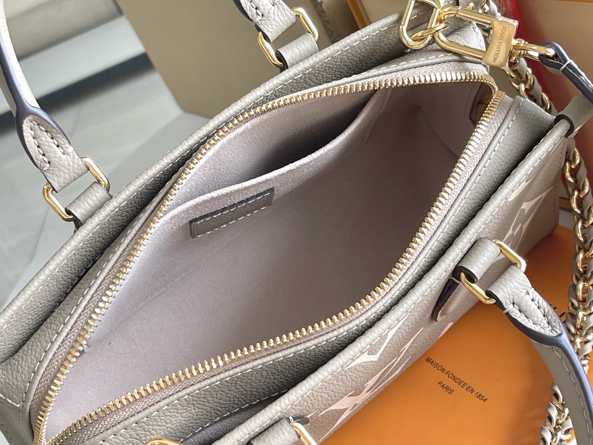 Louis Vuitton M23641 Bag, Premium Leather, Complete Packaging, 23x12x4.3 CM 9 i1750565592942 5866 0 7