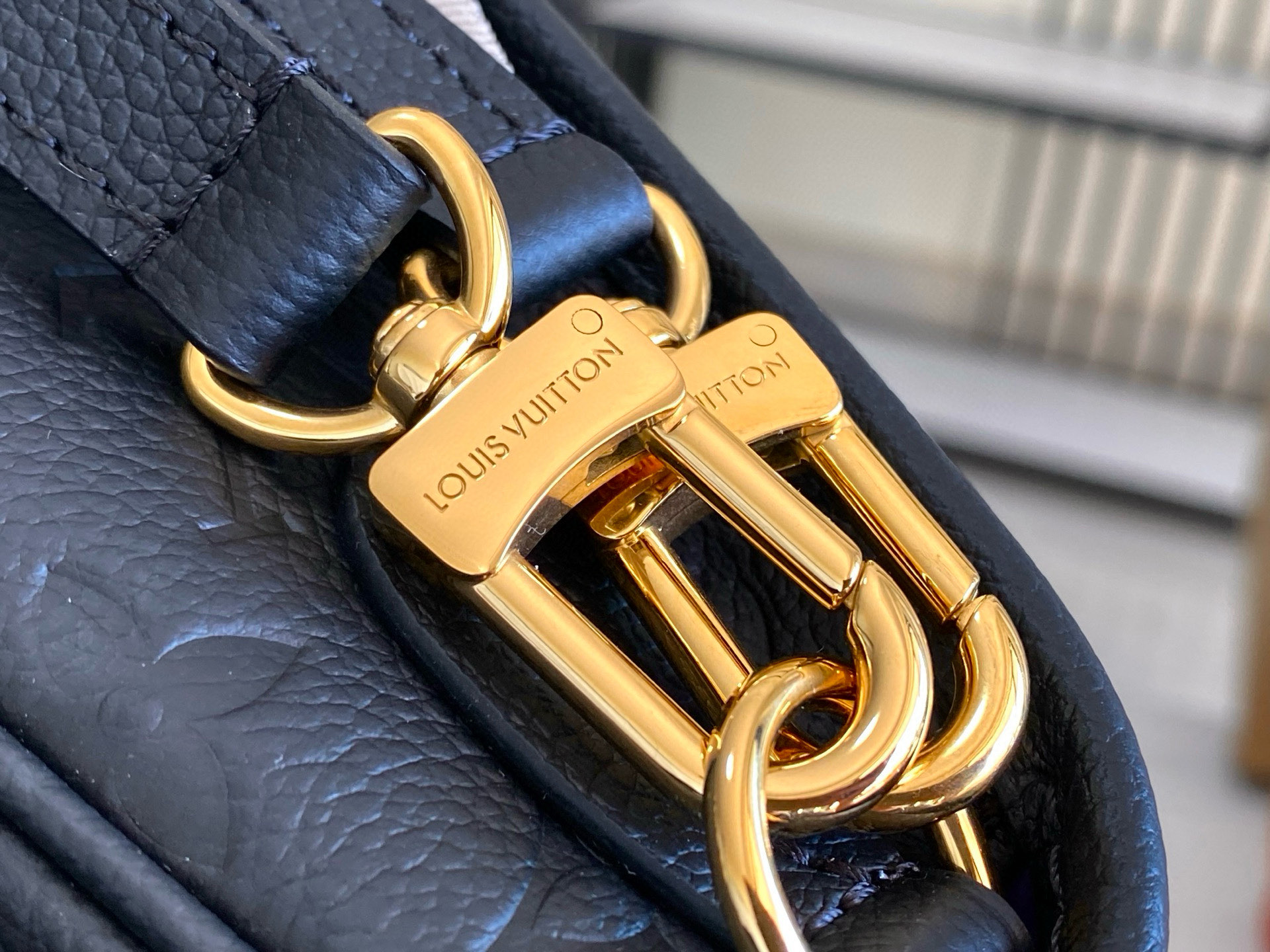 Louis Vuitton M46386 Black Leather Shoulder Bag, 23x16x8.5cm 8 i1753598129111 988 0 6