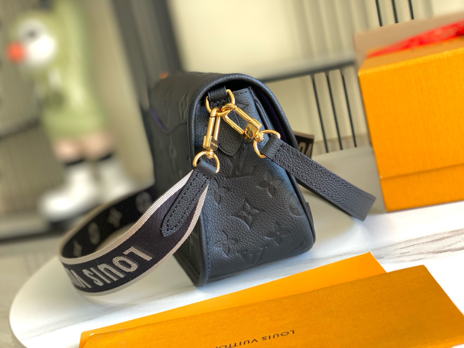 Louis Vuitton M46386 Black Leather Shoulder Bag, 23x16x8.5cm 4 i1753598129640 2308 0 2
