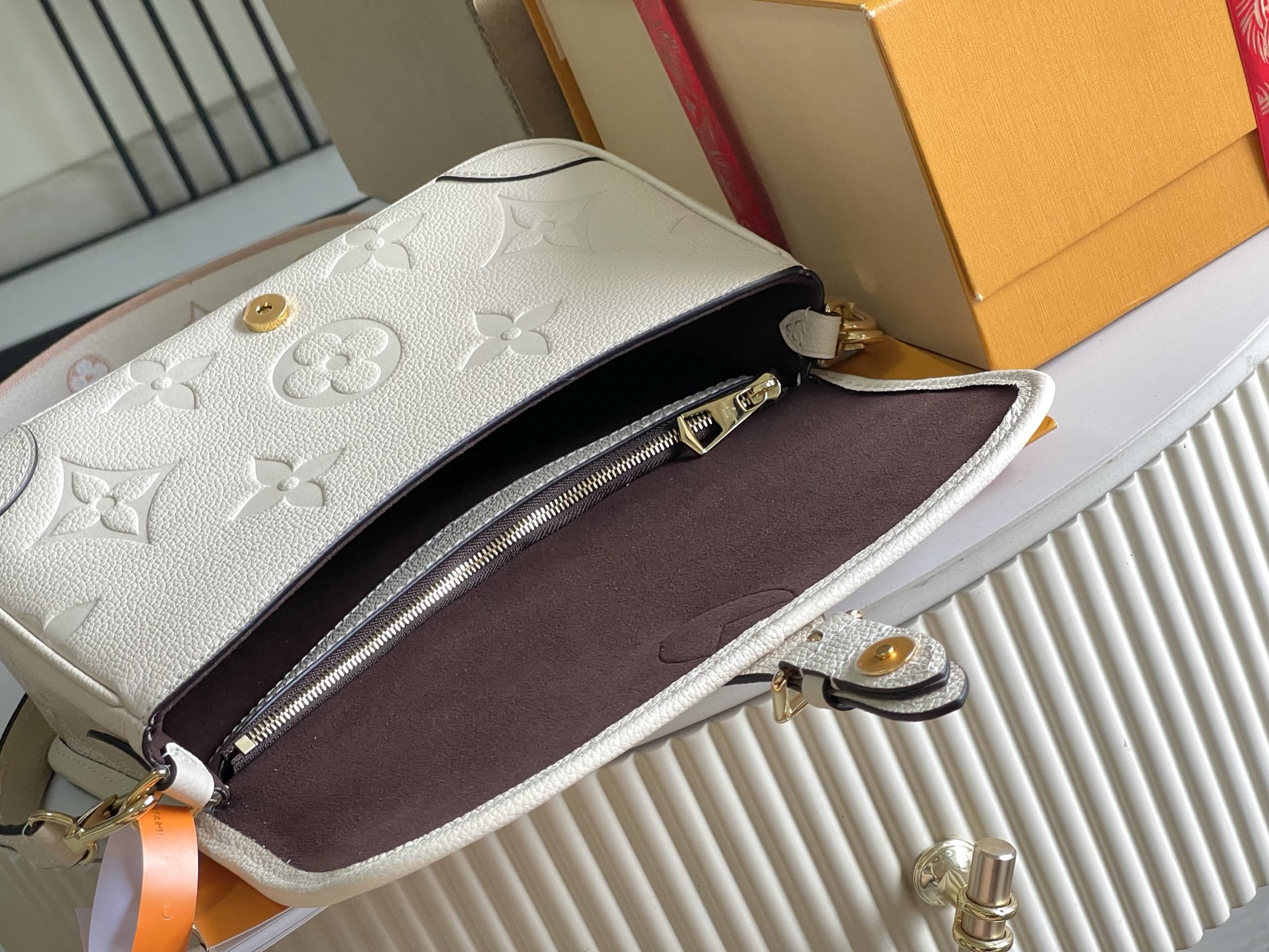 Louis Vuitton White Embossed Leather Shoulder Bag with Adjustable Strap 9 i1755323519201 84 0 8