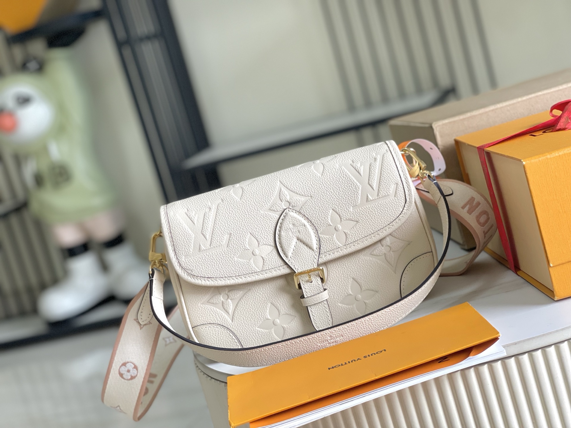 Louis Vuitton White Embossed Leather Shoulder Bag with Adjustable Strap 2 i1755323519233 4522 0 1