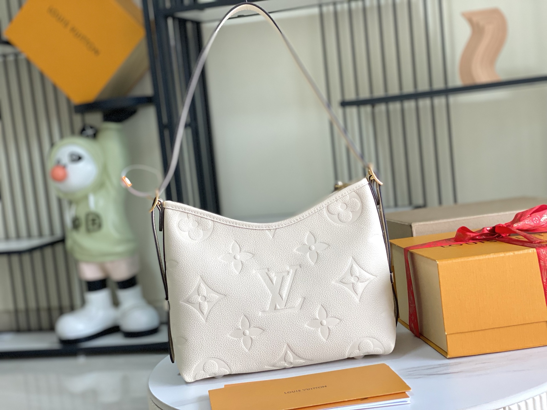 Louis Vuitton White Leather Embossed Monogram Hobo Bag, 24x29.5x12 CM 4 i1755666079612 9812 0 3