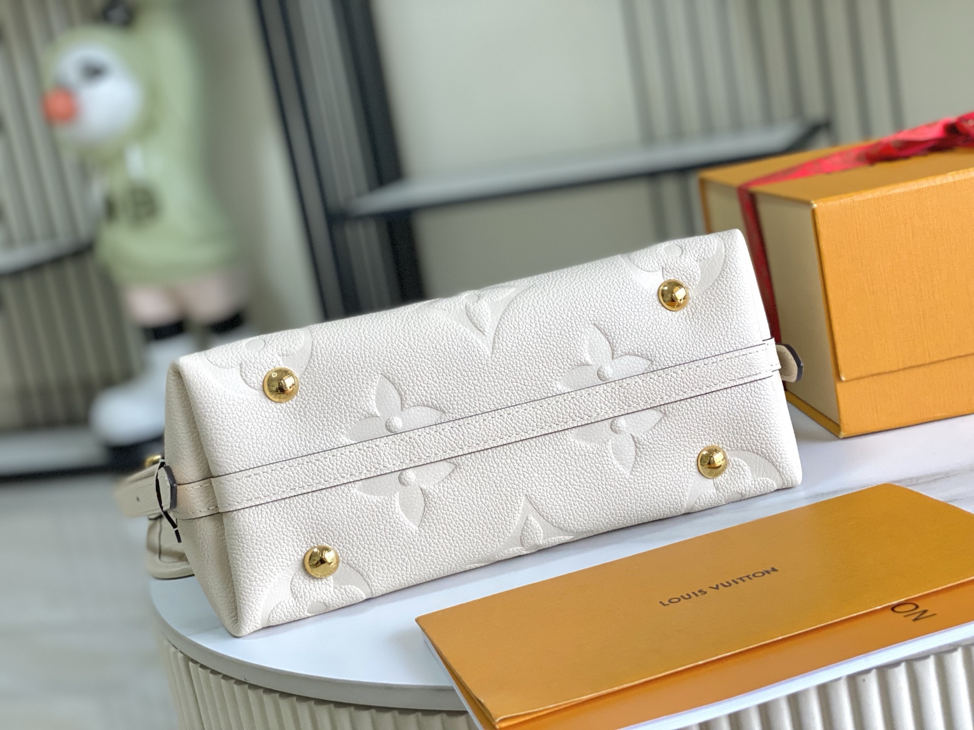 Louis Vuitton White Leather Embossed Monogram Hobo Bag, 24x29.5x12 CM 9 i1755666081036 3050 0 8