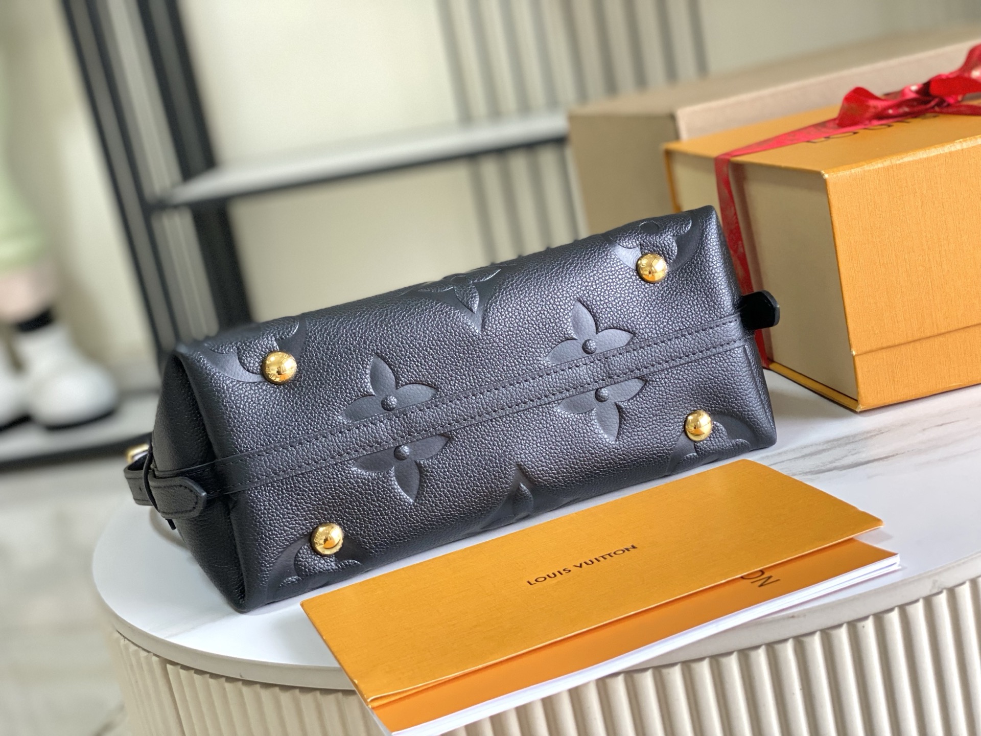 Louis Vuitton Black Leather Bag,Shoulder Bag,24x29.5x12CM,with Full Packaging 6 i1755666295632 8216 0 4