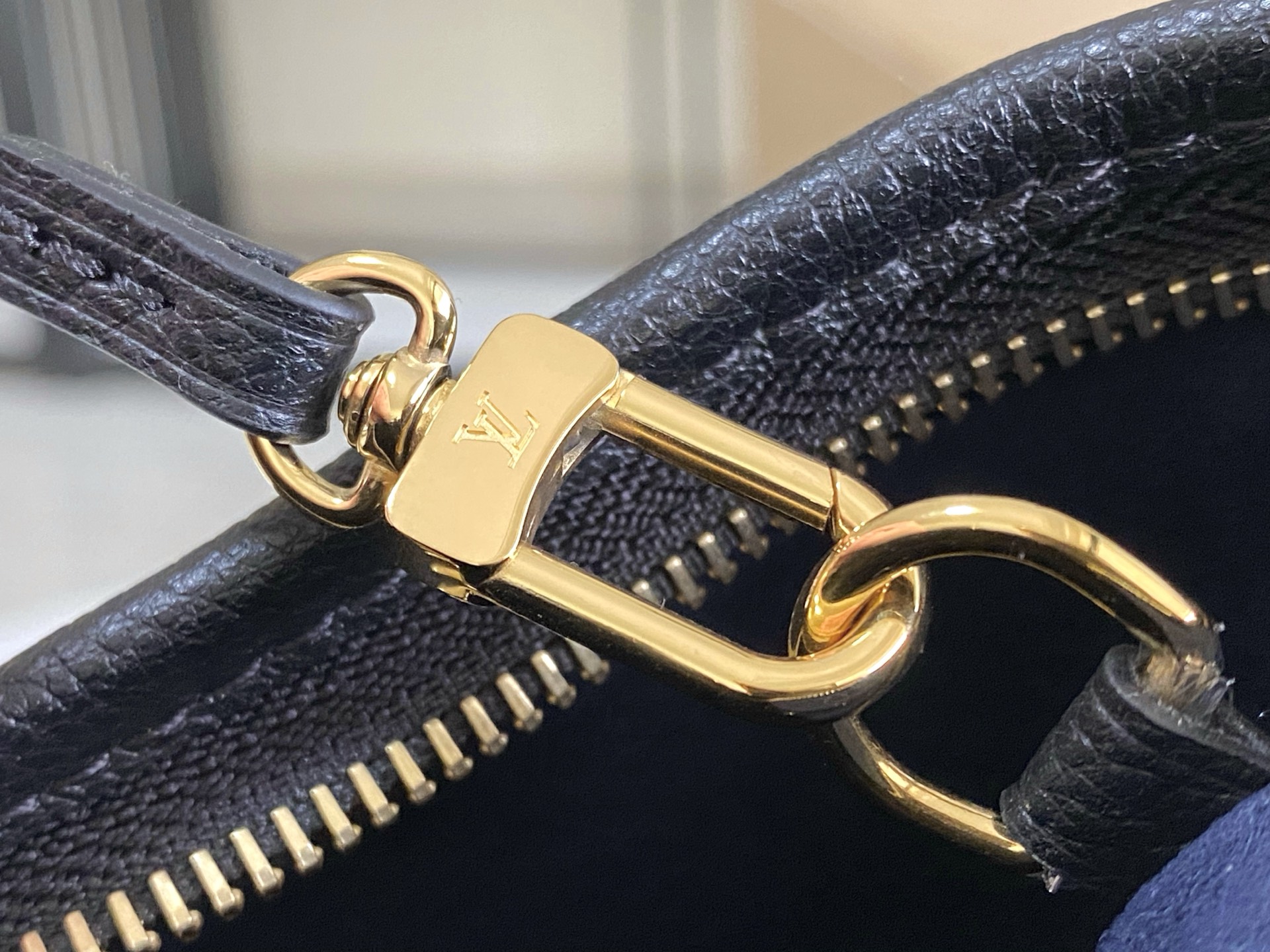 Louis Vuitton Black Leather Bag,Shoulder Bag,24x29.5x12CM,with Full Packaging 9 i1755666296683 9958 0 7