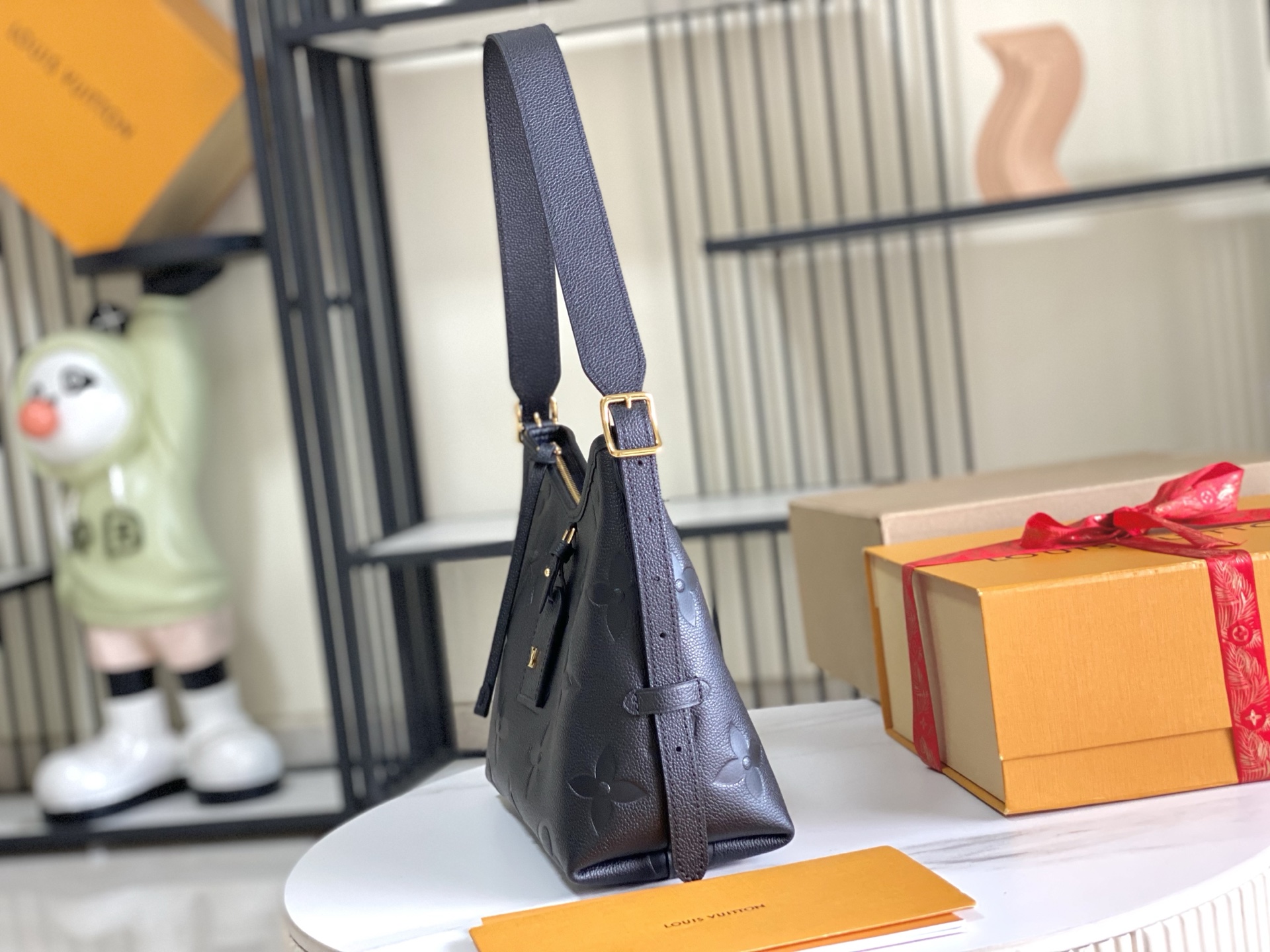 Louis Vuitton Black Leather Bag,Shoulder Bag,24x29.5x12CM,with Full Packaging 4 i1755666296696 2626 0 2