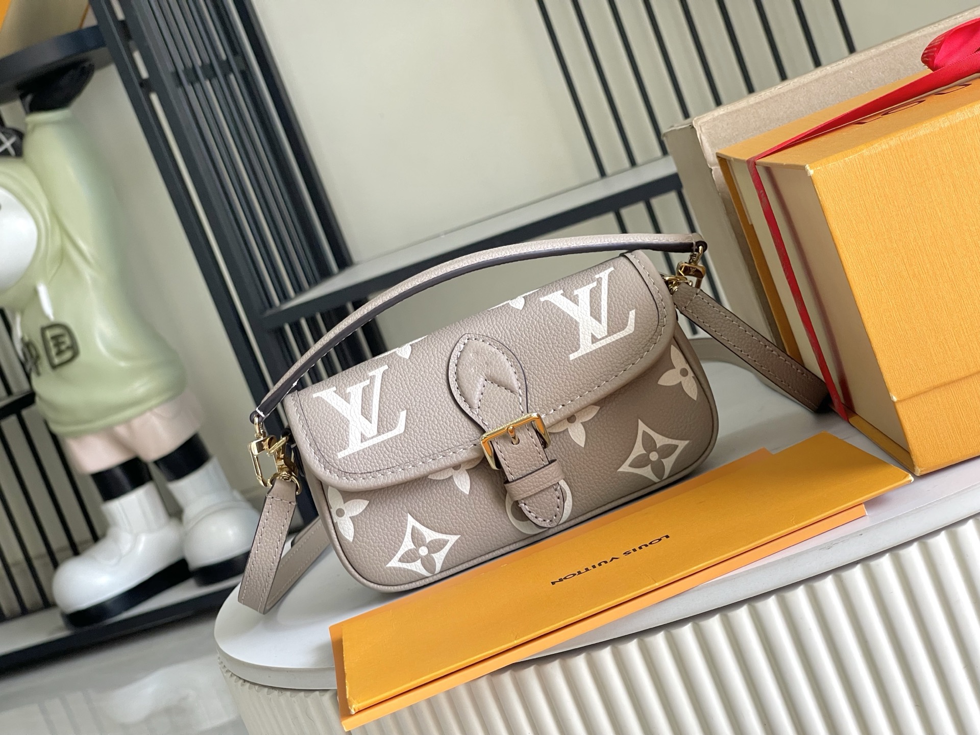 Louis Vuitton M83300: Premium Leather Handbag with Full Set Packaging 2 i1756706306419 3047 0 1