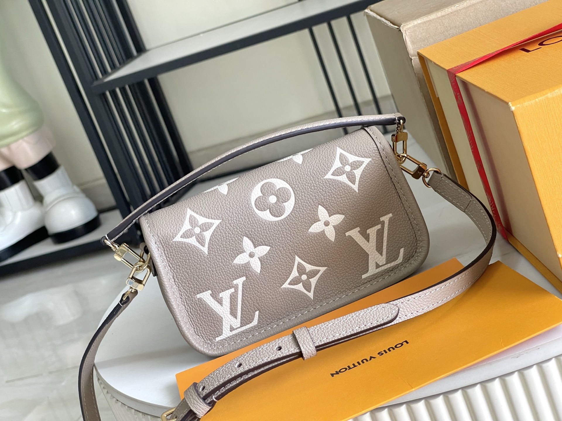 Louis Vuitton M83300: Premium Leather Handbag with Full Set Packaging 4 i1756706306543 2000 0 3